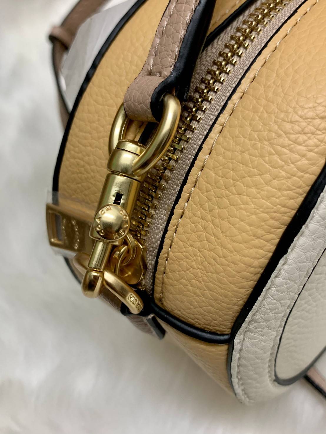 COACH Camera Bag In Colorblock ((C4056//C4156)) พร้อมส่งค่ะ! กระเป๋าทรงกลม ใบน่ารัก ขนาดพอดีลำตัว บวกกับเป็นหนังแท้นิ่มอย่างดี น่าใช้มากๆเลยทีเดียว ด้านหน้ามีโลโก้แบรนด์รถม้า เปิดปิดกระเป๋าแบบซิป ภายในใส่มือถือได้ทุกรุ่น;กระเป๋าเงินใบกลางได้;ของสำคัญจุกจิ