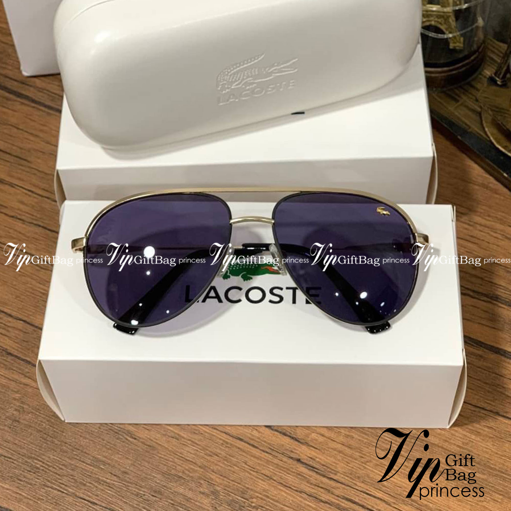 แว่นตา Lacoste Unisex Sunglasses แว่นตา Lacoste สไตล์ rayban ขนาดเลนส์กำลังดี หน้าเลนส์ติดโลโก้แบรนด์และปั๊มชื่อแบรนด์ ทรงคลาสสิคสีไม่มืดจนเกินไป ใช้ได้ทั้งชายและหญิงและชาย อุปกรณ์ฟูลเซ็ท มีทั้งกล่องแบรนด์สำหรับแว่น กล่องกระดาษ และถุงกระดาษแบรนด์ มอบเป็นข