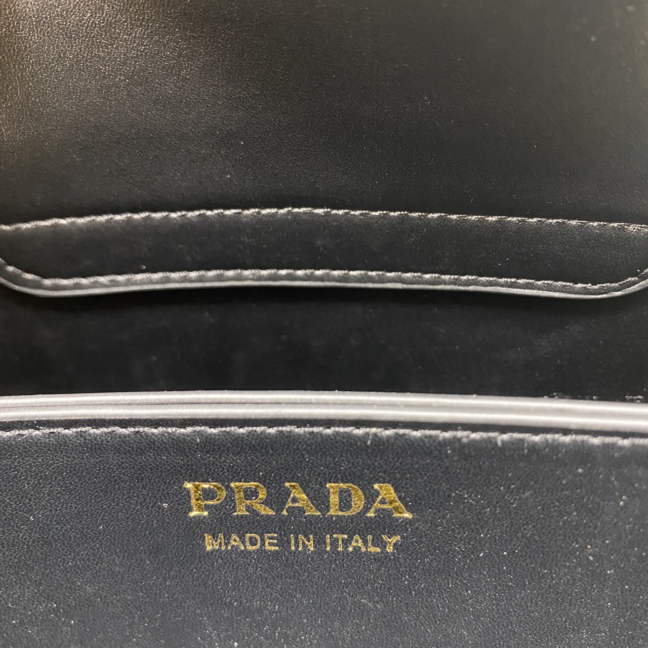 ORI หนังแท้ | Prada Matinee Medium Saffiano Leather Bag 28cm กระเป๋าสะพายทรงโฮโบสวยหรู ดีไซน์เรียบหรูตามแบบฉบับแบรนด์ ยังคงความเรียบแต่มากไว้อย่างหรูหราลงตัว ใช้งานได้หลากหลายโอกาส