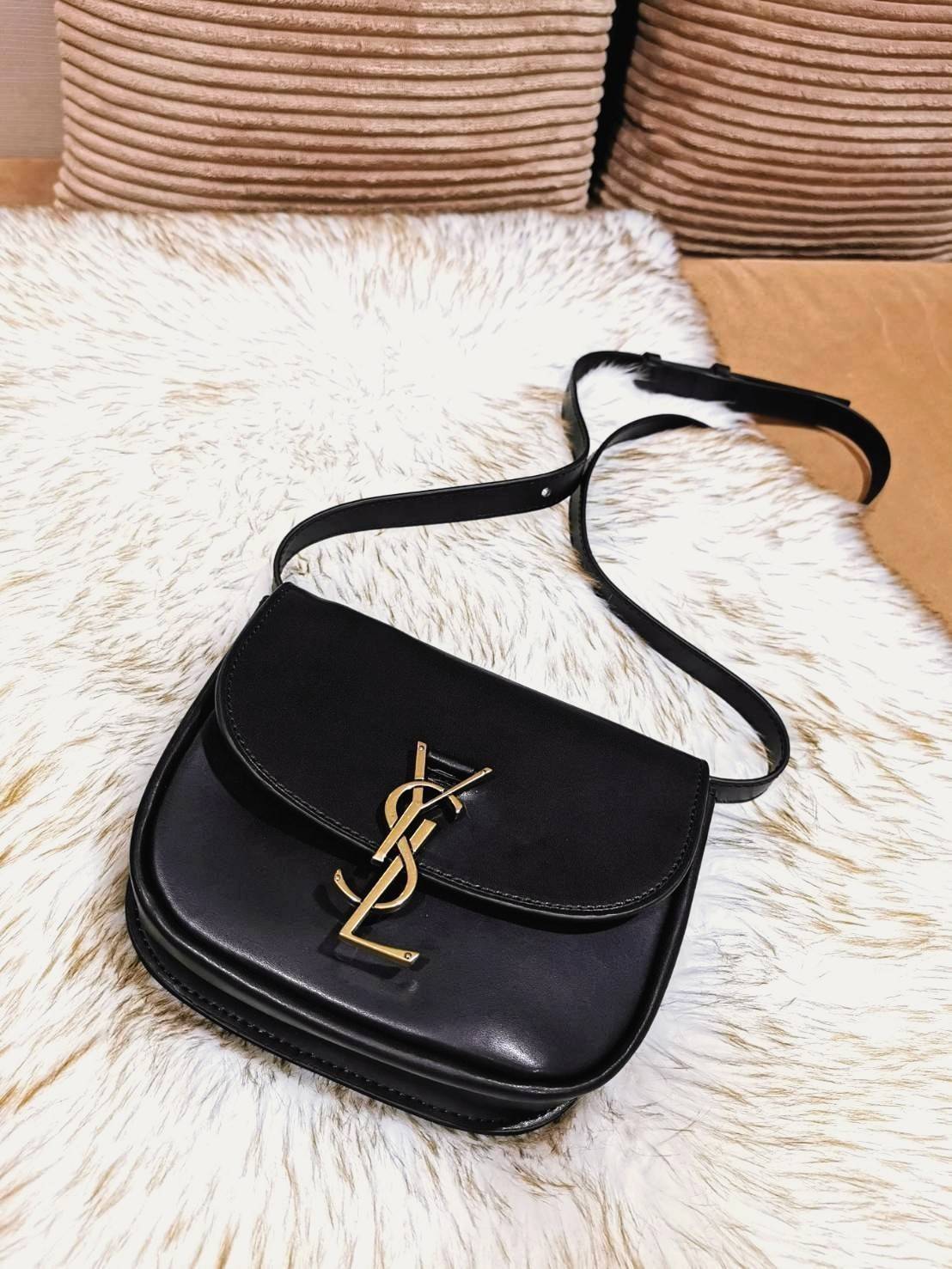 VIP 🥂 สีใหม่พร้อมส่ง! Saint Laurent Kaia Small YSL Plaque Leather Cross Body Bag / YVES SAINT LAURENT YSL BAG VIP วัสดุ Calfskin หนังเรียบอยู่ทรงเปิดปิดด้วยฝาปิดโลโก้แบรนด์อะไหล่ทอง ภายในโล่งมีโลโก้และช่องย่อยสามารถใส่มือถือของใช้จุกจิกได้เยอะ สาย