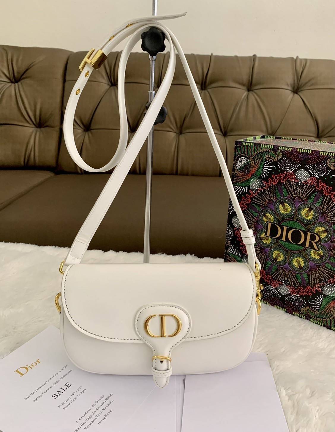 DIOR BOBBY EAST-WEST BAG (GWP) พรีเมี่ยมกิ้ฟ Limited Edition กระเป๋าสะพายขนาดกระทัดรัด น่ารักมากมาย วัสดุหนังแท้ (Calfskin) อะไหล่ทอง ตกแต่งด้านหน้ากระเป๋าแบบหัวเข็มขัด ประดับโลโก้ CD ด้านหลังสกรีนตัวอักษร "30 MONTAIGNE" มีช่องสำหรับเก็บของหนึ่ง