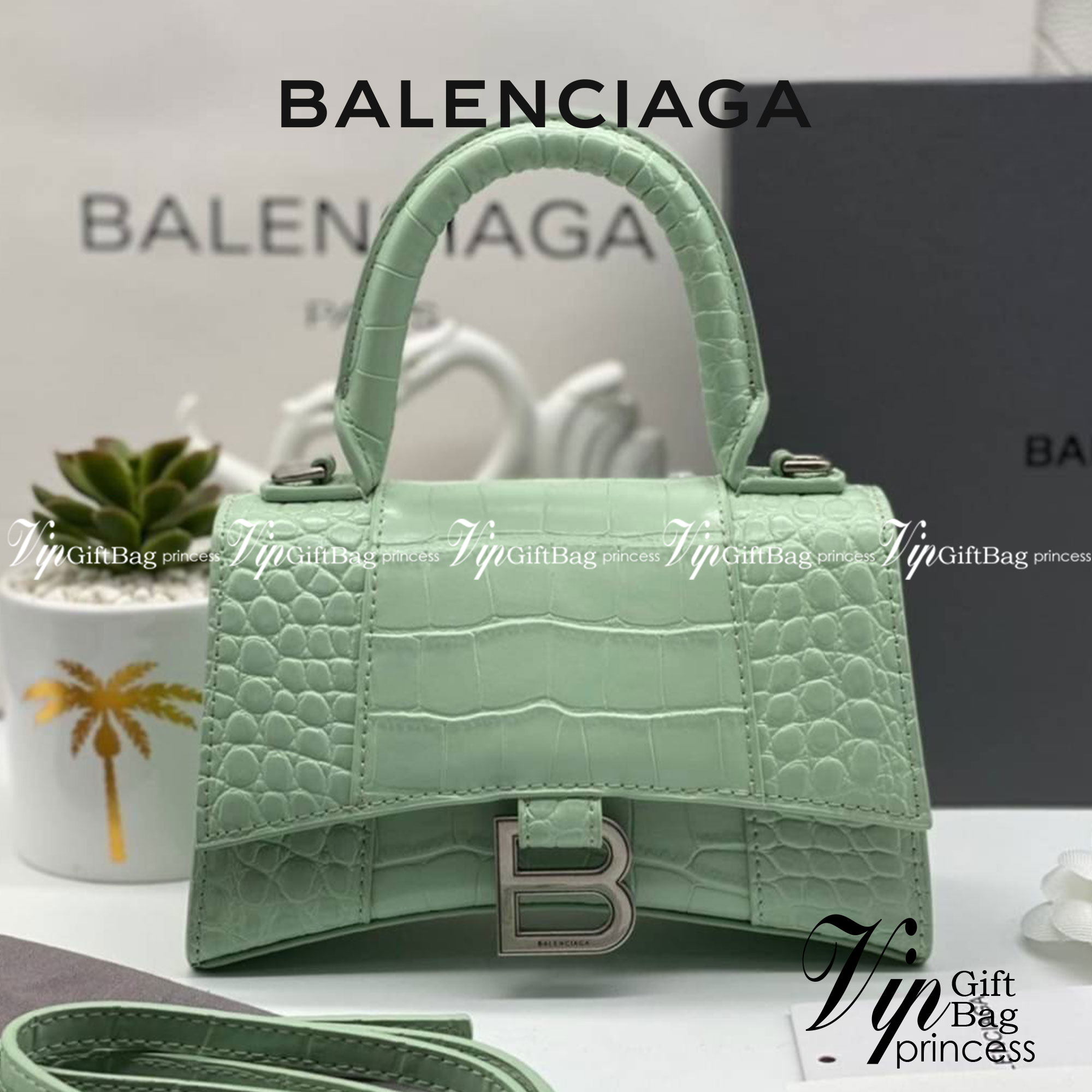 หนังแท้ BALENCIAGA HOURGLASS TOP HANDLE XS Shiny crocodile embossed calfskin การสร้างสรรค์ที่มีเอกลักษณ์เฉพาะตัว หรูหรา โทนสีโดดเด่น วัสดุหนังแท้ลายจระเข้ ภายในโล่งกว้างหนังแนปป้าอย่างดี เกรดออริจินอล ตอบโจทย์ได้ทุกลุค ทุกไลฟ์สไตล์ ภาพสินค้าถ่ายจากงานขายจ