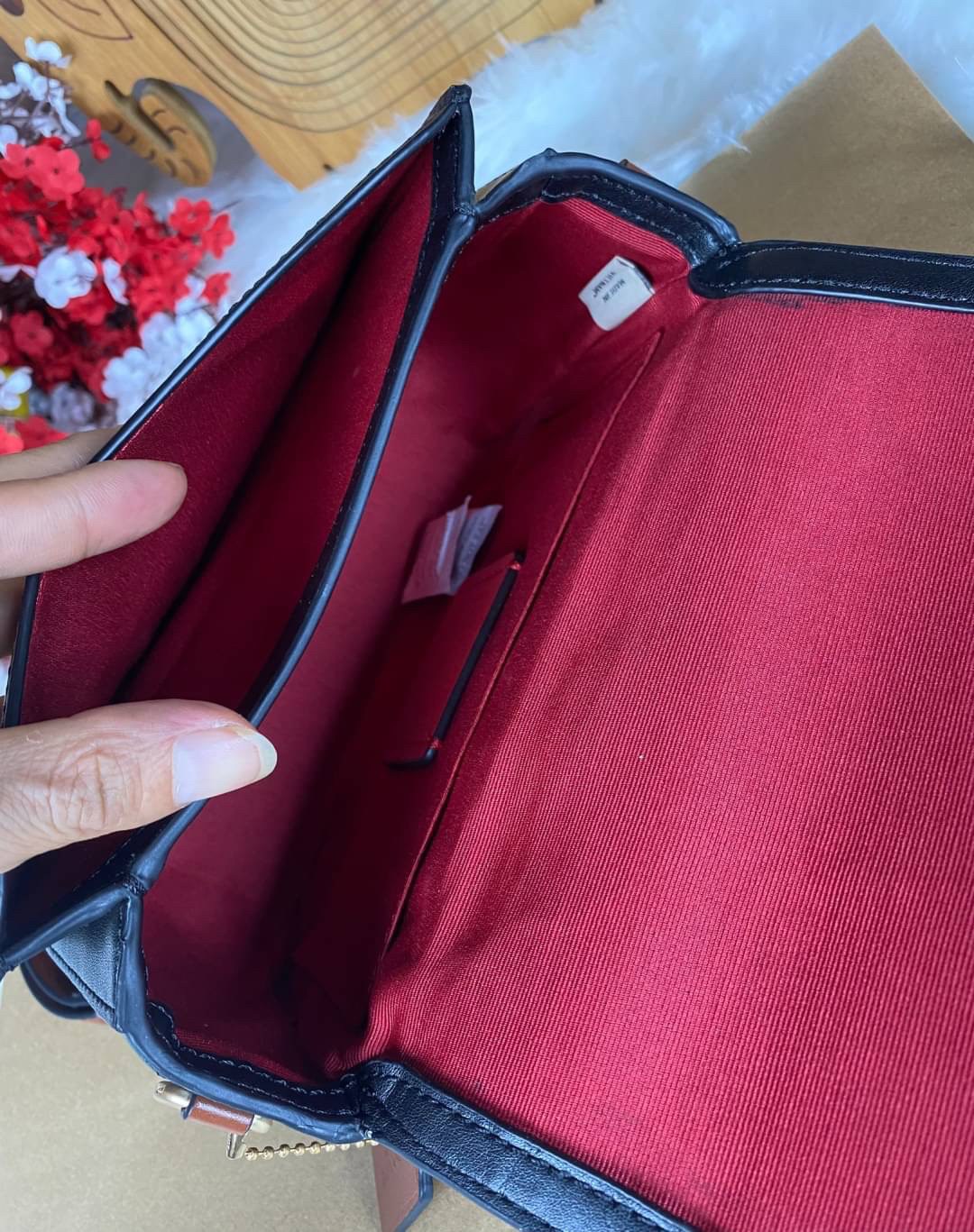 OUTLET 】COACH SADDLE BAG WITH HORSE AND CARRIAGE DOT PRINT (COACH C4059) กระเป๋าสะพายข้าง ลายม้าและรถลาก item ใหม่ที่สาวๆต้องมีนาทีนี้ห้ามพลาด รูปทรงโค้งมน วัสดุ พีวีซี ผ้าใบเคลือบพิมพ์ลายเป็นหนังเรียบ ทนทานและกันคราบสกปรกทั้งสี่ด้านเป็นหนังคุ้มสุดๆ ภายใน