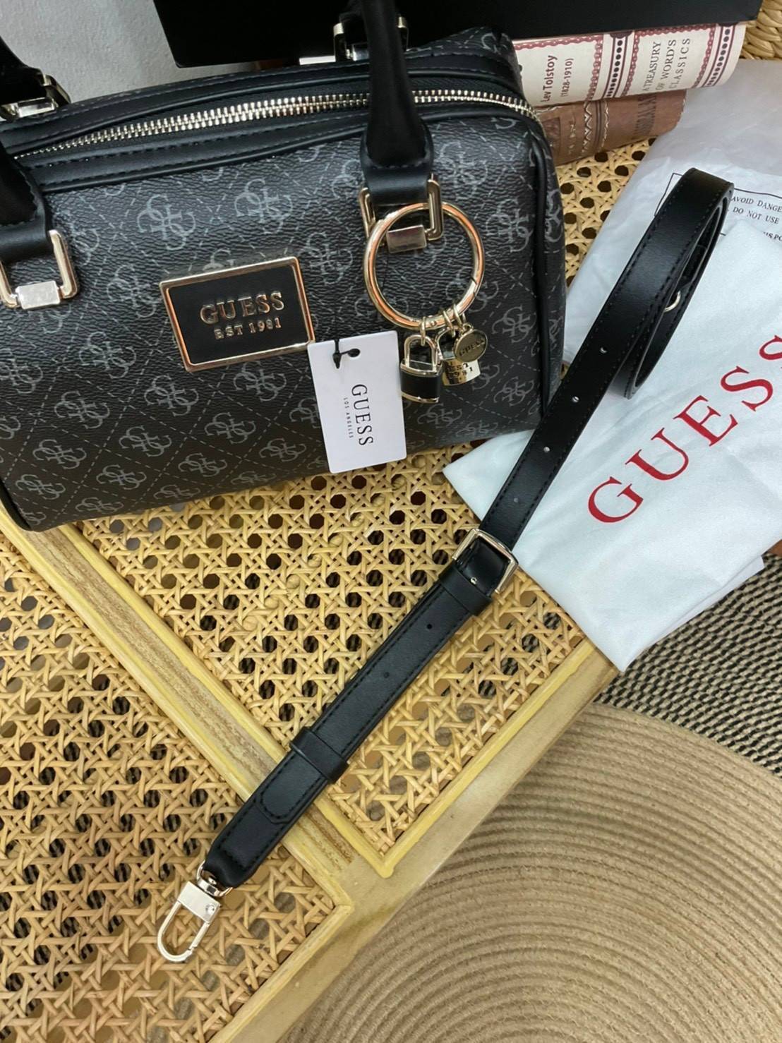 Guess Handbag with Small Shoulder Strap Tyren SG796605 New collection!! Guess ทรงหมอน ขนาดเล็ก ลายซิกเนเจอร์แบรนด์ ทรงหมอนยอดฮิต มีให้เลือก 5 สี สีสวยคลาสสิก เข้ากับง่ายกับทุกชุด ปิด/เปิด ด้วยซิป ภายในโล่งกว้าง แยกเป็นสัดส่วนใช้งาน ซับในตราแบรนด์ ใส่กระเป