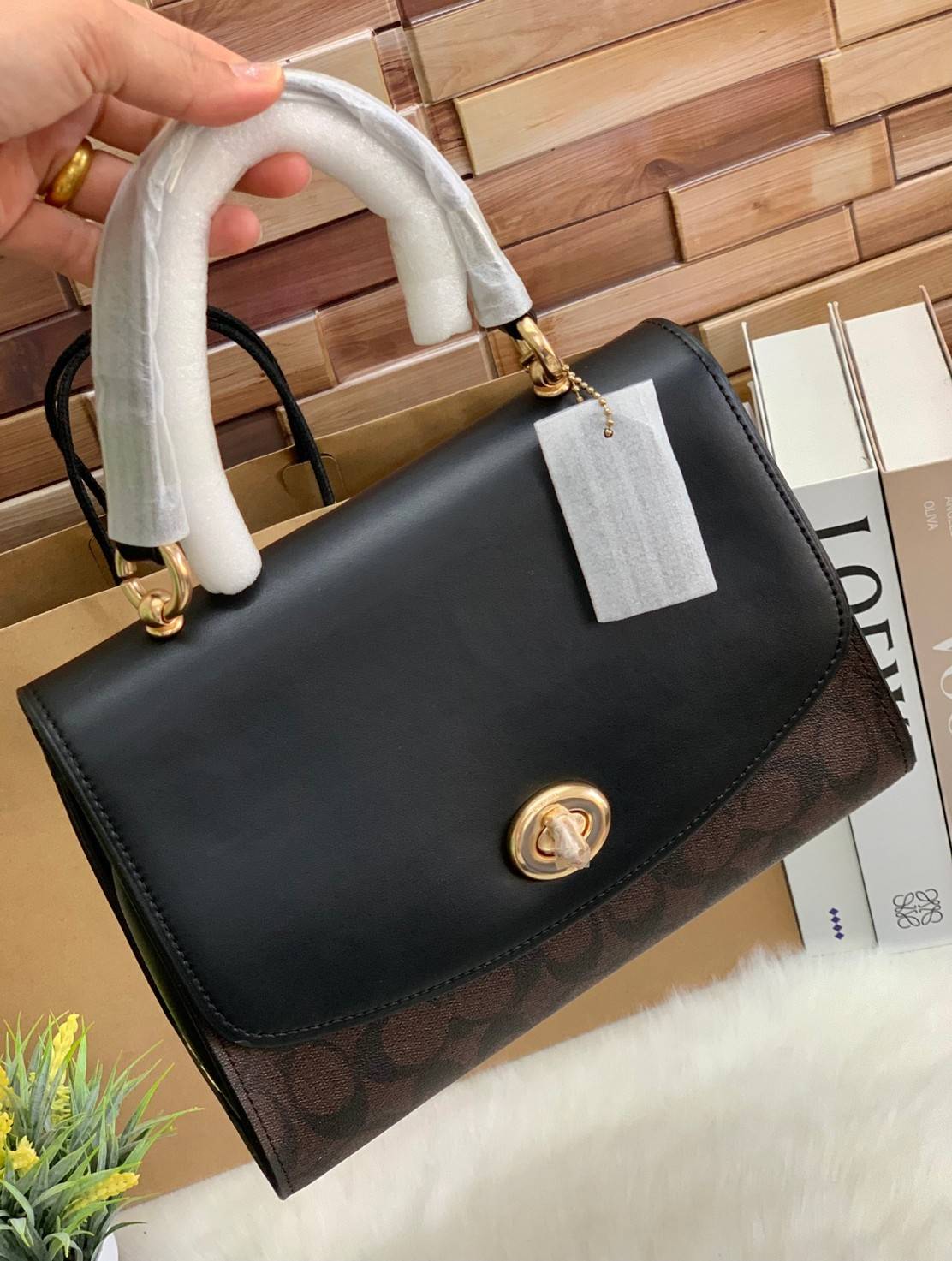 สวย หรู ดูดี รุ่นนี้กัยเลยค่า!! COACH TILLY TOP HANDLE SATCHEL IN SIGNATURE ((76620)) พร้อมส่งความสวย ห้ามพลาดค่ะ! กระเป๋าหิ้ว//คล้องมือ//สะพายข้างได้ ทรงสวย หนังแท้เรียบ+ลายCได้สวยงามค่ะ เปิดปิดกระเป๋าแบบหมุนล็อค ภายในมีช่องหลักใส่ของ2ช่อง สามารถใส่กระเป