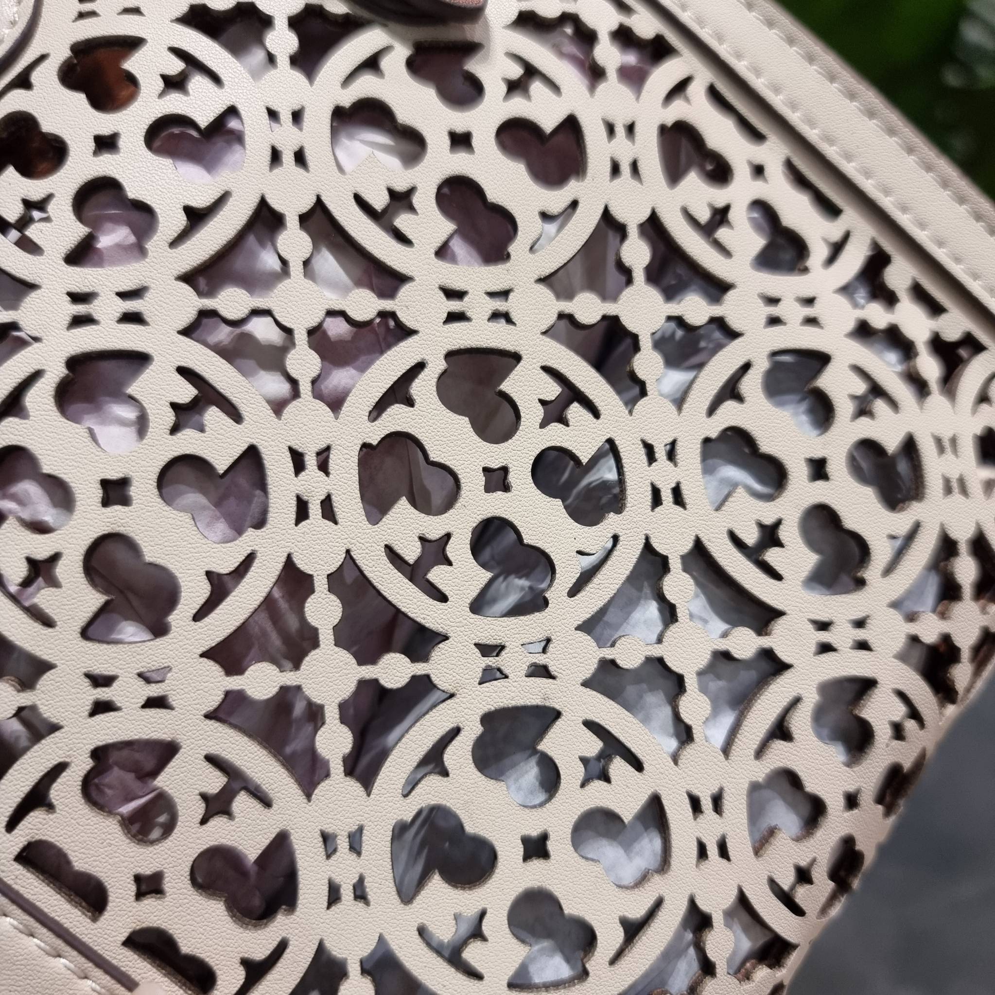 TORY BURCH T MONOGRAM LASER-CUT MINI TOTE ใจบางที่สุดกับคอลเลคชั่นนี้ กับกระเป๋าสะพายทรงโท้ท ไซส์มินิ ที่เพิ่มดีเทลความแพงด้วยการฉลุลวดลายโมโนแกรมรอบใบ ถักทอเป็นเส้นลายสานที่สวยงามมาก งานฝีมือจริงๆ วัสดุหนัง cowhide ปากกระเป๋ามีแถบแม่เหล็กกันหล่น และมีหูจ