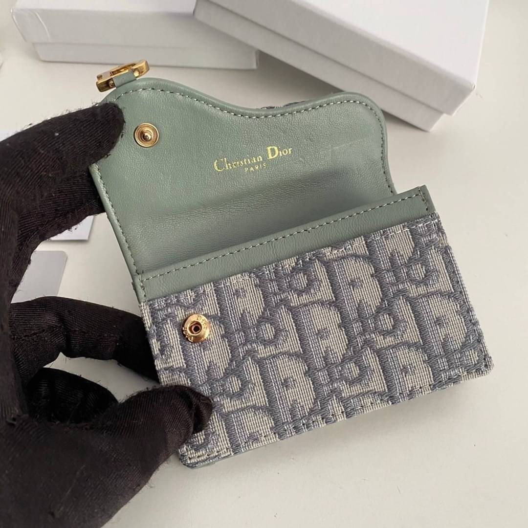 DIOR Wallet / DIOR SADDLE FLAP CARD HOLDER กระเป๋าใส่เหรียญใส่การ์ดงานหนังแท้และผ้าแจ็คการ์ด อะไหล่ทอง มาพร้อม กล่อง ถุงผ้า ถุงกระดาษ พร้อมส่งที่ไทย ภาพสินค้าถ่ายจากงานขายจริง ใช้งานต่างประเทศได้