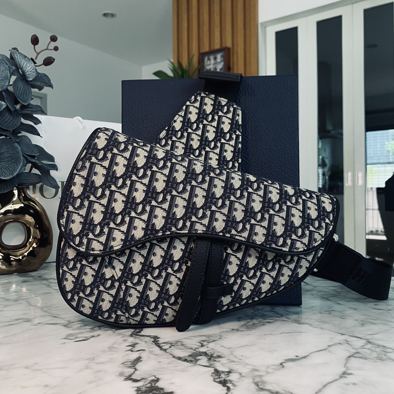 DIOR Saddle bag Oblique jacquard fabric in beige and black กระเป๋าคาดอกดิออร์ รุ่นยอดนิยมที่หนุ่มๆ ใช้งานได้แบบคุ้มๆ ดีไซส์สวยคมเรียบหรูตามแบบฉบับแบรนด์