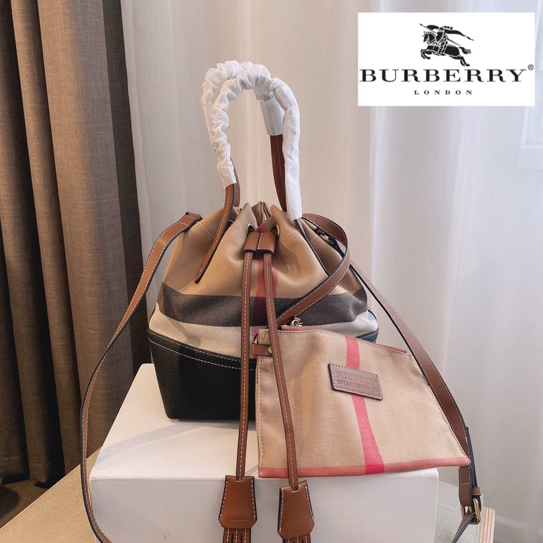 BURBERRY VINTAGE CANVAS BUCKET BAG งานพรีเมียมกิ้ฟท์เคาเตอร์ น้ำหอมจากแบรนด์ **ทรงขนมจีบ มาพร้อมสายยาว วัสดุผ้า Canvas เนื้อหนาซับในอย่างดี ลายแบรนด์สวยมากคะ จุดเด่นคือ กระเป๋าสามารถ จุของได้เยอะมาก มาพร้อมกระเป๋าใบเล็กอีกหนึ่งใบสามารถแยกใช้งานได้ ถือแล้ว