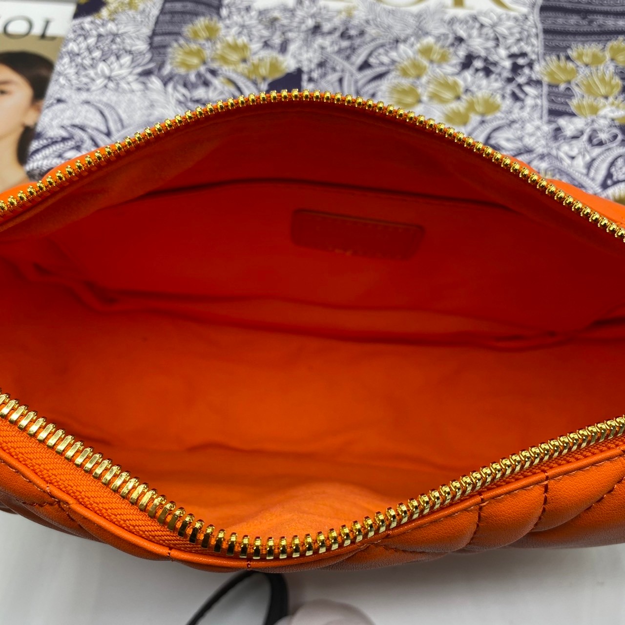 หนังแท้ DIOR MEDIUM DIOR VIBE HOBO BAG รุ่นใหม่ล่าสุด พร้อมส่งที่ไทย เกรดออริจินอลหนังแท้ สวยมากค่ะ ภาพสินค้าถ่ายจากงานขายจริง ใช้งานต่างประเทศได้