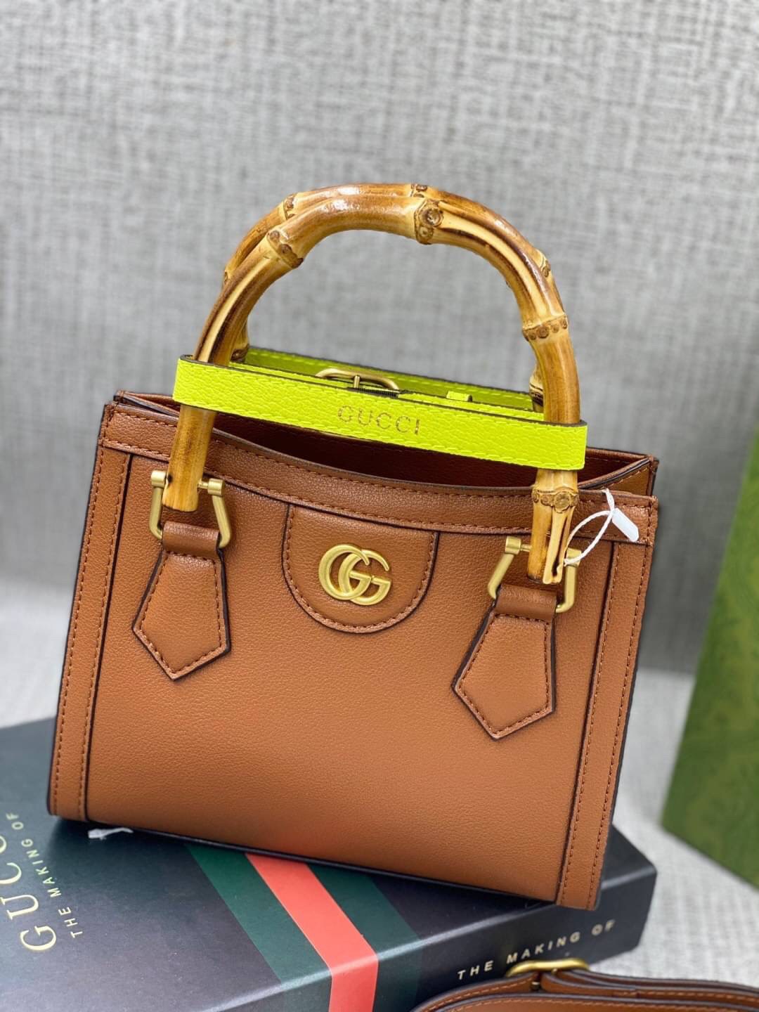 VIP GIFT 】หนังแท้ GUCCI Diana mini tote bag กระเป๋างานหูไม้ไผ่สุดคลาสสิก ดีไซน์มาใหม่พร้อมเข็ดขัดหนังสีสะท้อนแสงประดับตรงหูกระเป๋า ขนาดมินิกำลังน่ารักเลยค่ะ วัสดุหนังแท้ อะไหล่ทอง งานสวยตั้งอยู่ทรง มีสายสะพายยาว 1เส้น สามารถปรับระดับได้-ถอดได้ งานเก๋ไก๋ที