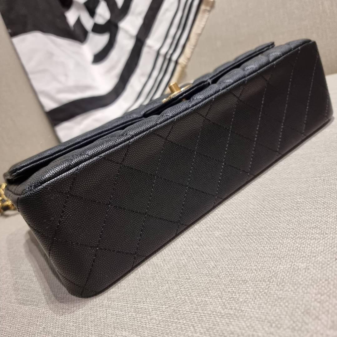 VIP 🥂 CHANEL LARGE CLASSIC JUMBO HANDBAG RARE ITEM!! CHANEL GIFT BOX SET สุดหรูชวนให้สะสมกันอีกแล้วหนึ่ง สุดยอดเดอะเบสท์ไอเท็ม พร้อมเสิร์ฟครบชุด สุดคุ้ม จัดให้กับกระเป๋ารุ่นคลาสสิคฮิตตลอดกาล ใบใหญ่จุแบบสุดๆ พร้อมกับผ้าคลุมไหล่ผืนใหญ่ ผ้าวูลนุ่มสุด