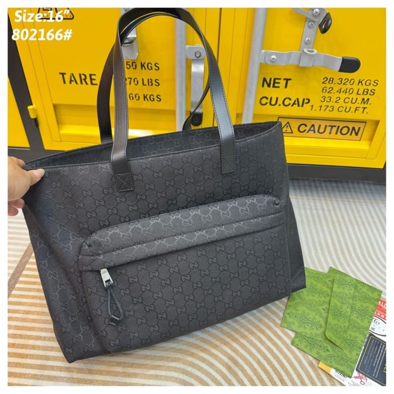 GUCCI Large GG tote bag กระเป๋าสะพายทรงโท้ทใบใหญ่จุใจ ไอเท็มซิกเนเจอร์ชคอลใหม่ ต้อนรับ Fall Winter ใช้ได้ทั้งชายหญิง ด้วยกลิ่นอายสไตล์สปอร์ต