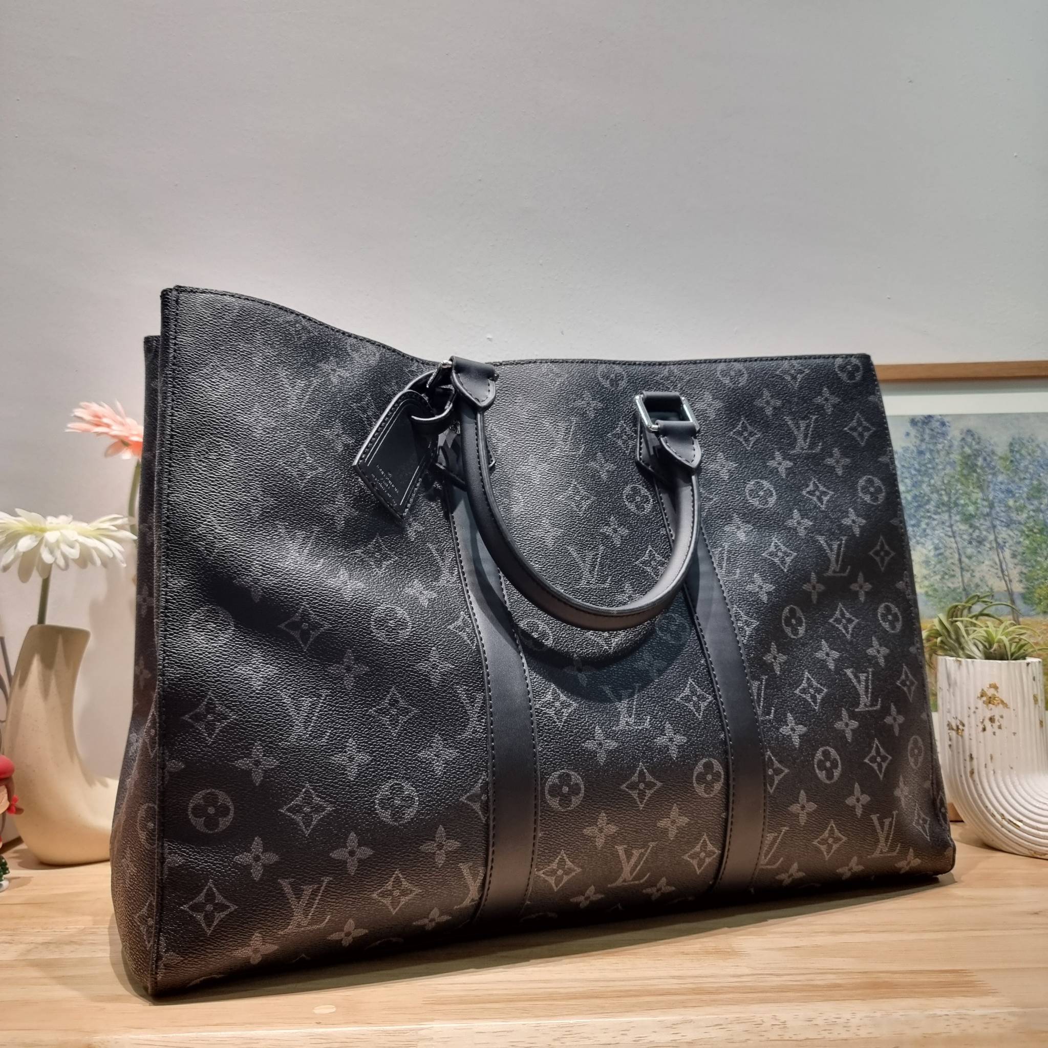 LV Sac Plat 24H Monogram Eclipse Canvas / LV CARRYALL TOTE ใหม่รับ summer ฉีกทุกกฏเพราะใช้ได้แบบยูนิเซ็กส์ กับกระเป๋าเดินทางมาในรูปแบบของทรงโท้ท ใบใหญ่ จุได้แบบจุกๆ ดีไซน์ลวดลายคลาสสิค