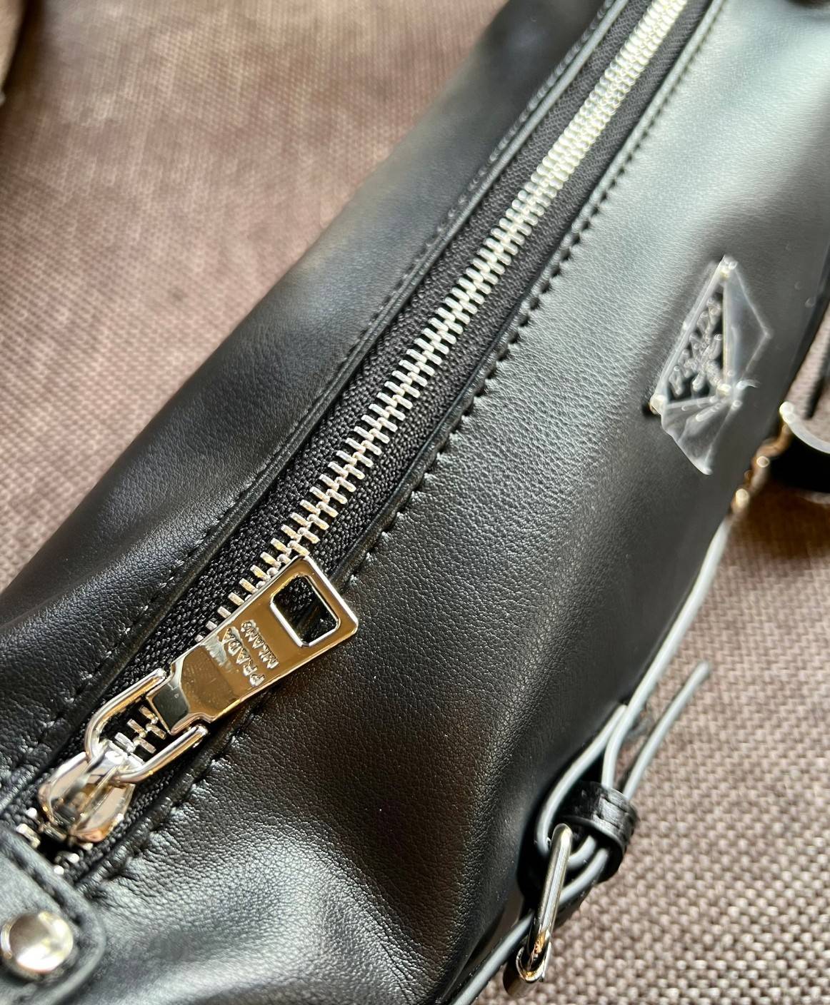 PRADA LEATHER SHOULDER BAG ใบเดียวเอาอยู่ตลอดวันเลยค่ะ! รุ่นนี้ใช้หนังอย่างดี หนังนิ่มซอฟมากๆ หลงรักแน่นอน!!