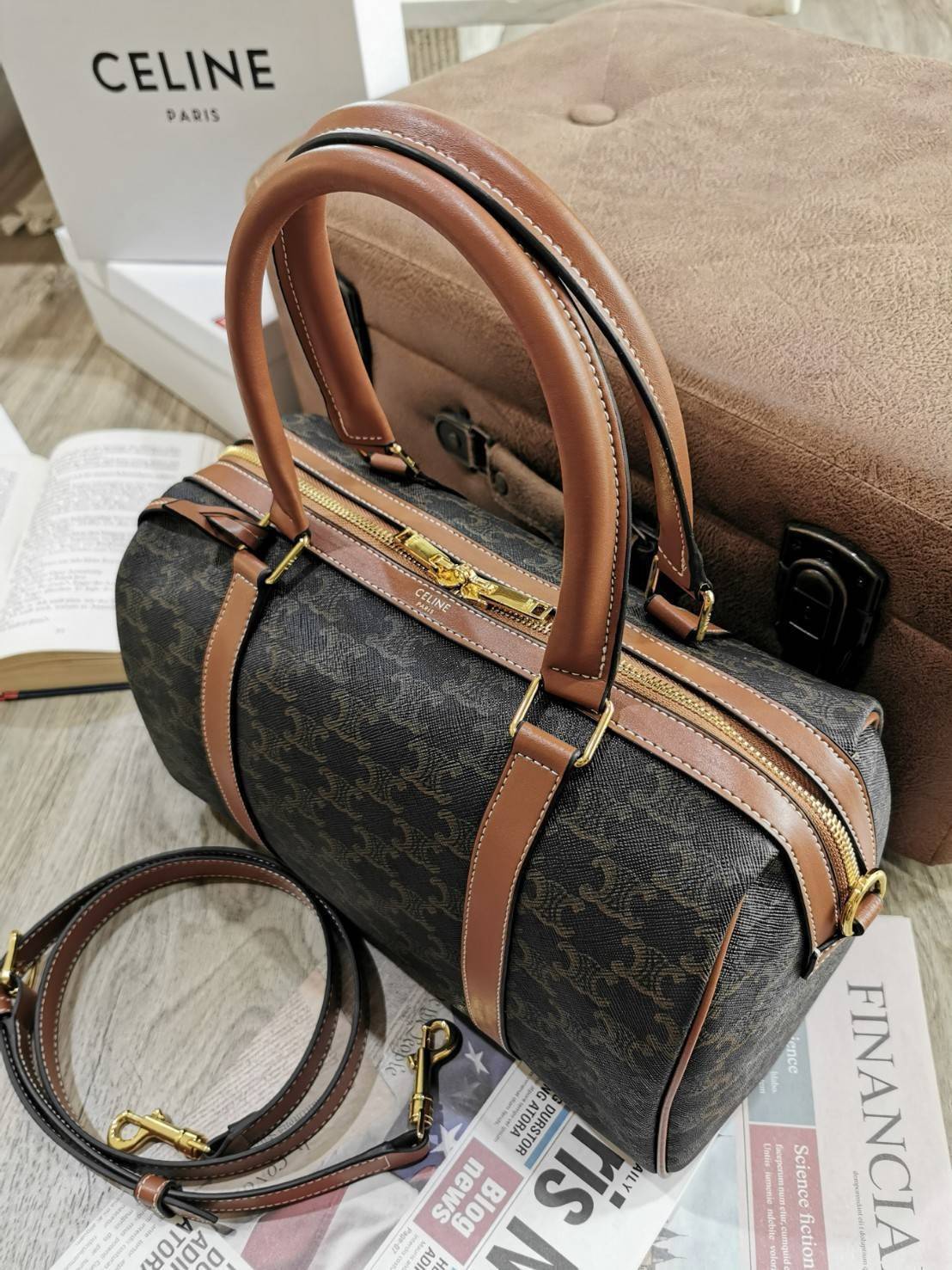 พรีเมี่ยมกิ๊ฟแท้ 100% 】CELINE TRIOMPHE CANVAS BOSTON BAG VIP GIFT WITH PURCHASE (GWP) พรีเมี่ยมกิ๊ฟ Limited Edition จาก CELINE HAUTE PERFUME DUTYFREE วัสดุ TRIOMPHE CANVAS หนังขึ้นลาย Signature สวยหรูสุดคลาสสิคดีไซน์ไม่มีเอ้าท์