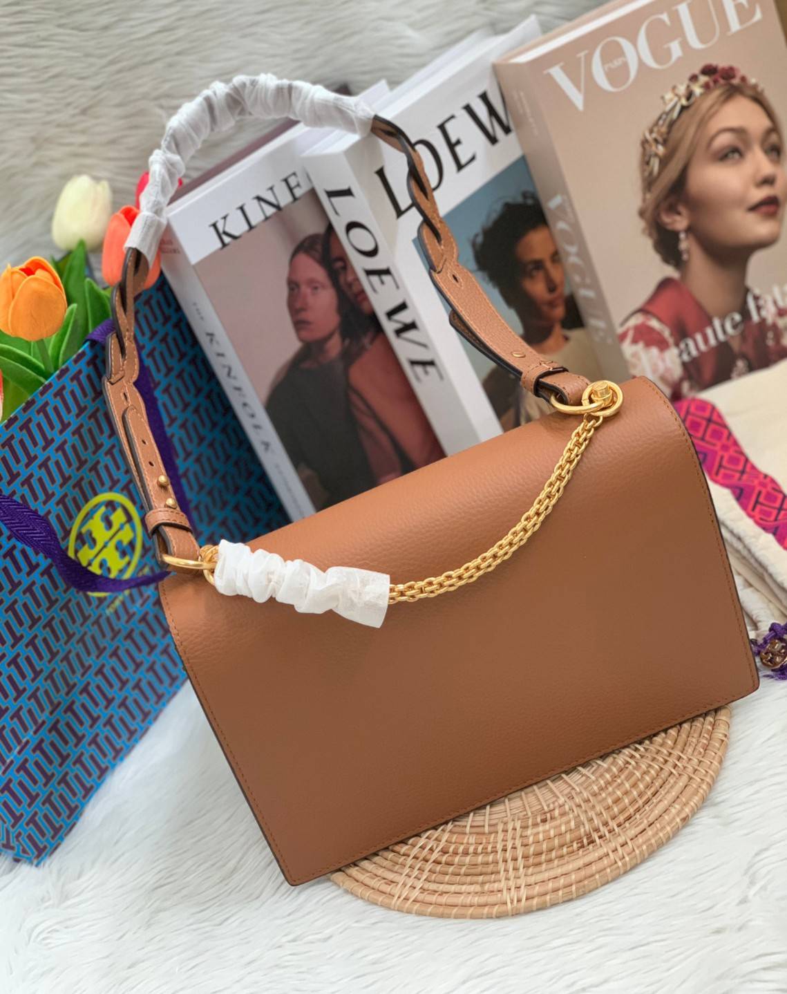 สวยจริงไม่จกตาจ้าา😘 TORY BURCH MILLER SHOULDER BAG BRAIDED STRAP LARGE ((81668)) พร้อมส่งที่ไทย! กระเป๋าหิ้วและสะพายไหล่ได้ในตัว หนังแท้ลายหนังสวยมากๆค่ะ ด้านหน้ามีอะไหล่โลโกแบรนด์ หรู สะพุดตาทีเดียว เปิดปิดกระเป๋าแบบฝาปิด ภายในมีช่องหลักใส่ของ2ช่