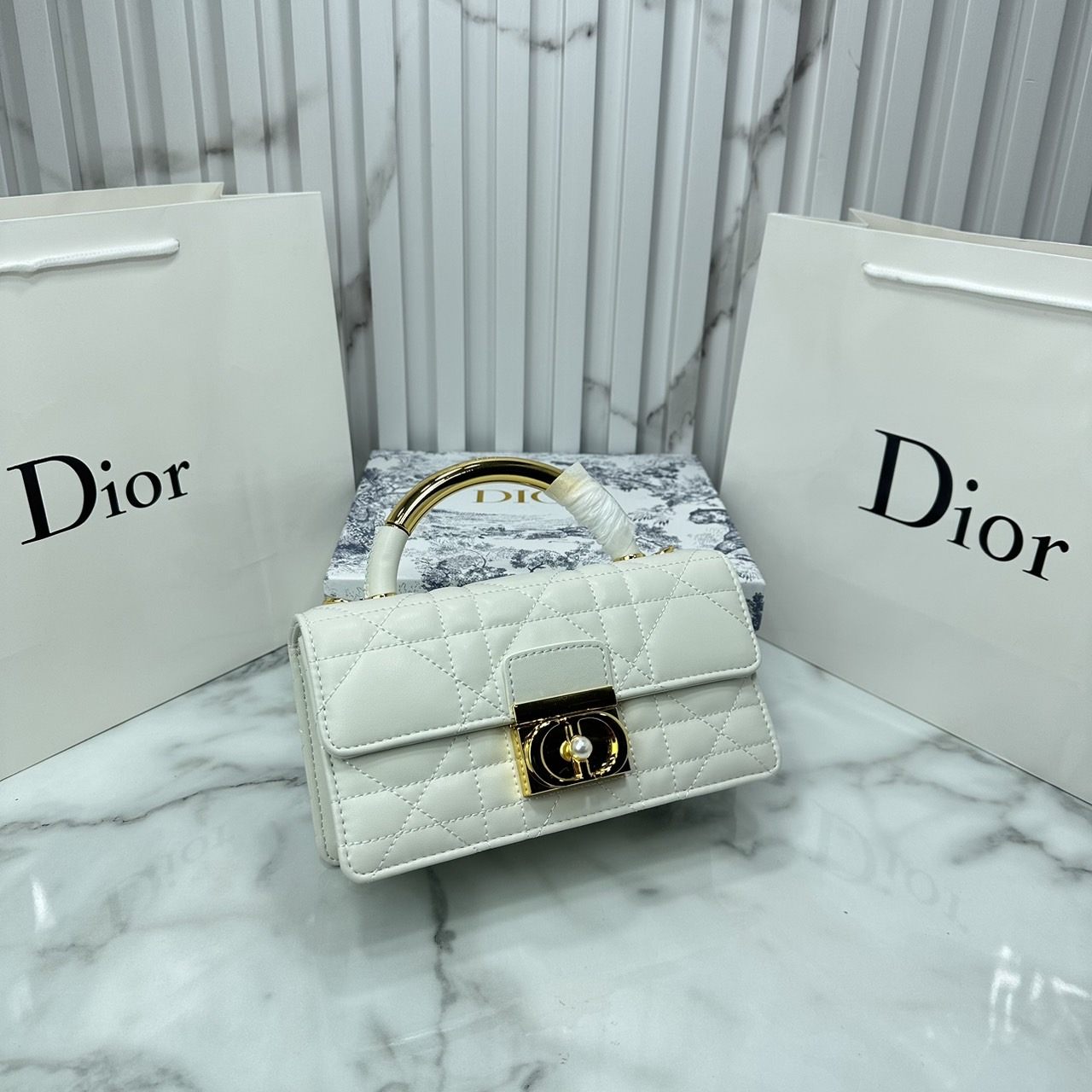 8" DIOR Mini Dior Ange Bag / Dior Clutch Bag Macrocannage CD clasp with white resin pearl กระเป๋าถือพร้อมสายสะพาย ประดับตัวล็อคมุก สวยงามเหนือกาลเวลา เกรดออริ 1:1