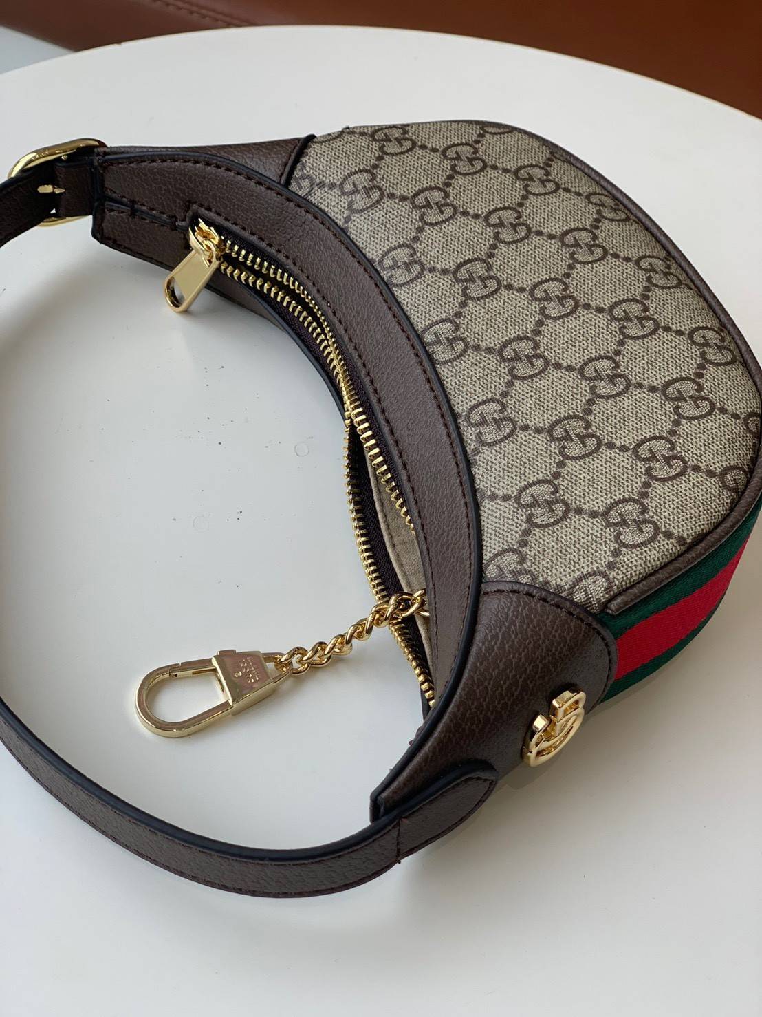 พรีเมี่ยมกิ๊ฟแท้ 100% 】GUCCI Beige Mini GG Ophidia Bag งานหนังแท้สวยอยู่ทรง ดีไซน์หรูฮิตสุด! เปิดปิดด้วยซิปแบรนด์สีทอง ภายในโล่งกว้างและจุสามารถใส่มือถือ กระเป๋าสตางค์ ของใช้ได้เยอะ สายสะพายหนังอะไหล่ทองหรูมีโลโก้แบรนด์ ไอเท็มแนะนำพร้อมส่งที่ไทยราคาสุดคุ้