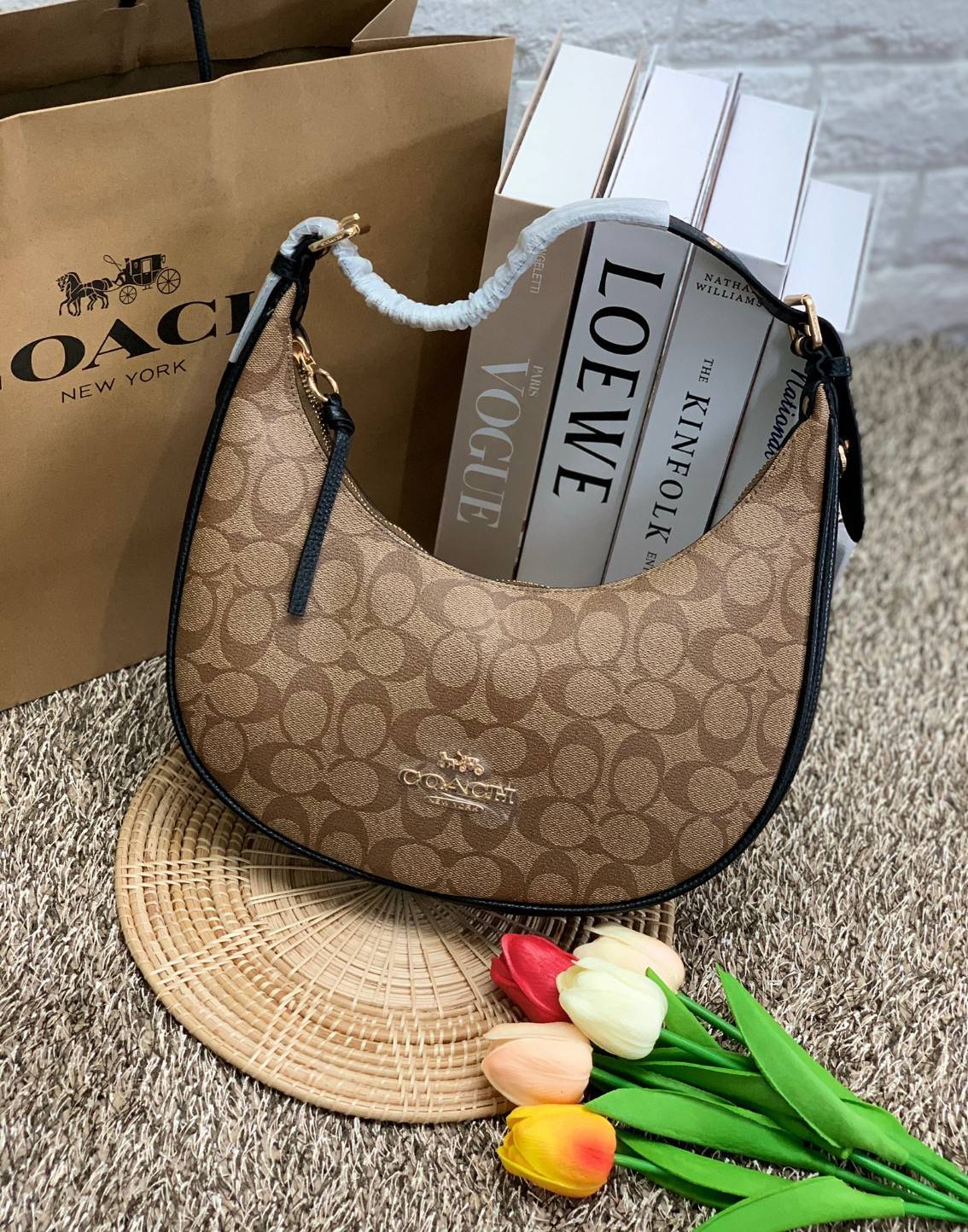 COACH BAILEY HOBO WITH WHIPSTITCH ((C4108//C1322)) พร้อมส่งที่ไทย!! สวยจริงไม่จกตาแน่นอนค่าา กระเป๋าทรงโค้ง ใช้แบบหิ้วหรือคล้องไหล่ก็ดูดี ใช้วัสดุหนังแท้ชั้นดี หนังสวยมากๆค่ะ ด้านหน้าใช้อะไหล่แบรนด์ตัวใหญ่ หรู ดูสะดุดตามีเดียว