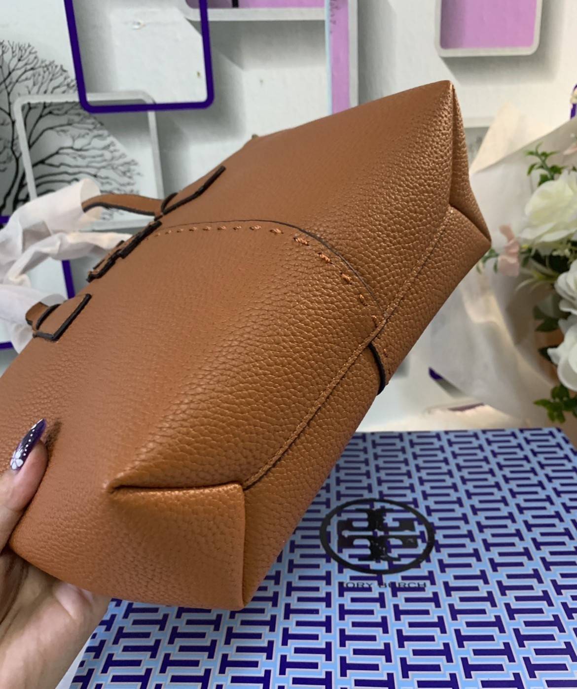 Tory Burch McGraw Mini Top Zip Satchel กระเป๋าสะพายทรงสวย ขนาดกำลังดี หูจับถนัดมือ วัสดุหนังแกะสังเคราะห์หนังสวยเงาขึ้นรูป ประดับโลโก้แบรนด์ด้วยหนังที่ด้านหน้า จะสะพายข้างหรือcrossbody ได้หมด แมทกับชุดได้ง่าย น้ำหนักเบาค่ะ มาพร้อมสายสะพายยาวปรับระดับได้ ถ