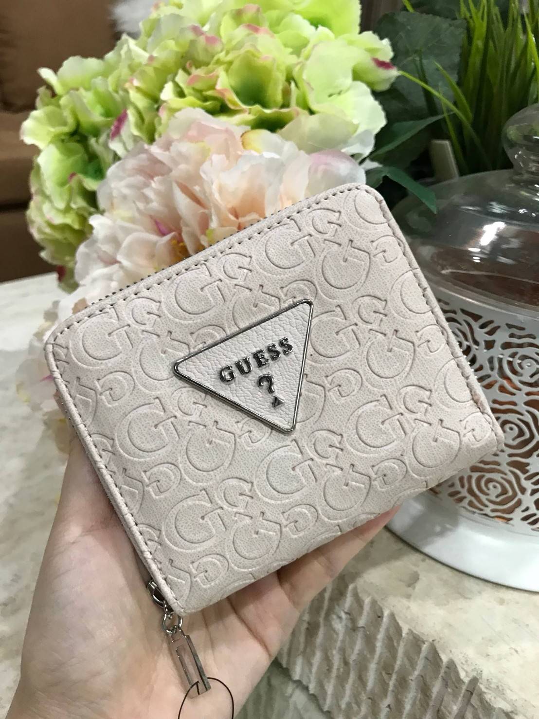 GUESS FACTORY WOMEN'S SHORT WALLET กระเป๋าสตางค์สั้นรุ่นใหม่ล่าสุดไอเท็มแนะนำวัสดุหนังปั้มโลโก้รอบใบสวยอยู่ทรงด้านหน้าประดับโลโก้แบรนด์ ภายในมีช่องใส่ธนบัตรใส่เเบงก์พันได้ มีช่องใส่เหรียญ ช่องใส่บัตรหลายช่อง ตัวจริงสวยน่าใช้ ภาพถ่ายจากสินค้าจริงมาพร้