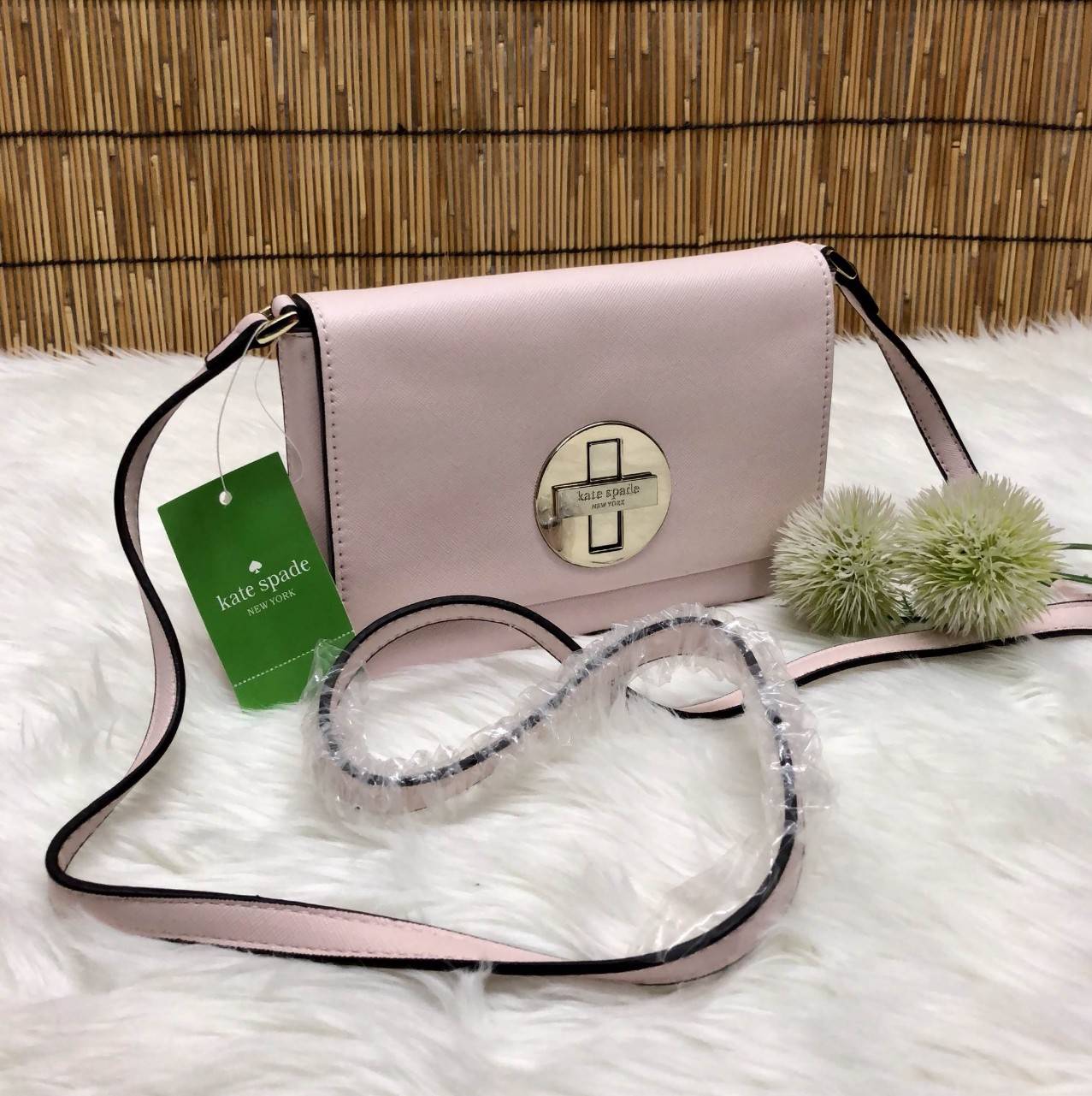 Kate Spade New York Crossbody Bag กระเป๋าสะพาย crossbody size mini กำลังน่ารัก วัสดุหนังลาย saffiano น้ำหนักเบา ด้านหน้ามี logo brand เปิดเปิดกระเป๋าแบบหมุนล็อค ภายในโล่งใส่มือถือได้ทุกรุ่น ใส่กระเป๋าสตางค์ใบสั้น, มือถือได้ทุกรุ่น ภายในมี 1 ช่องเล็ก ใส่มื