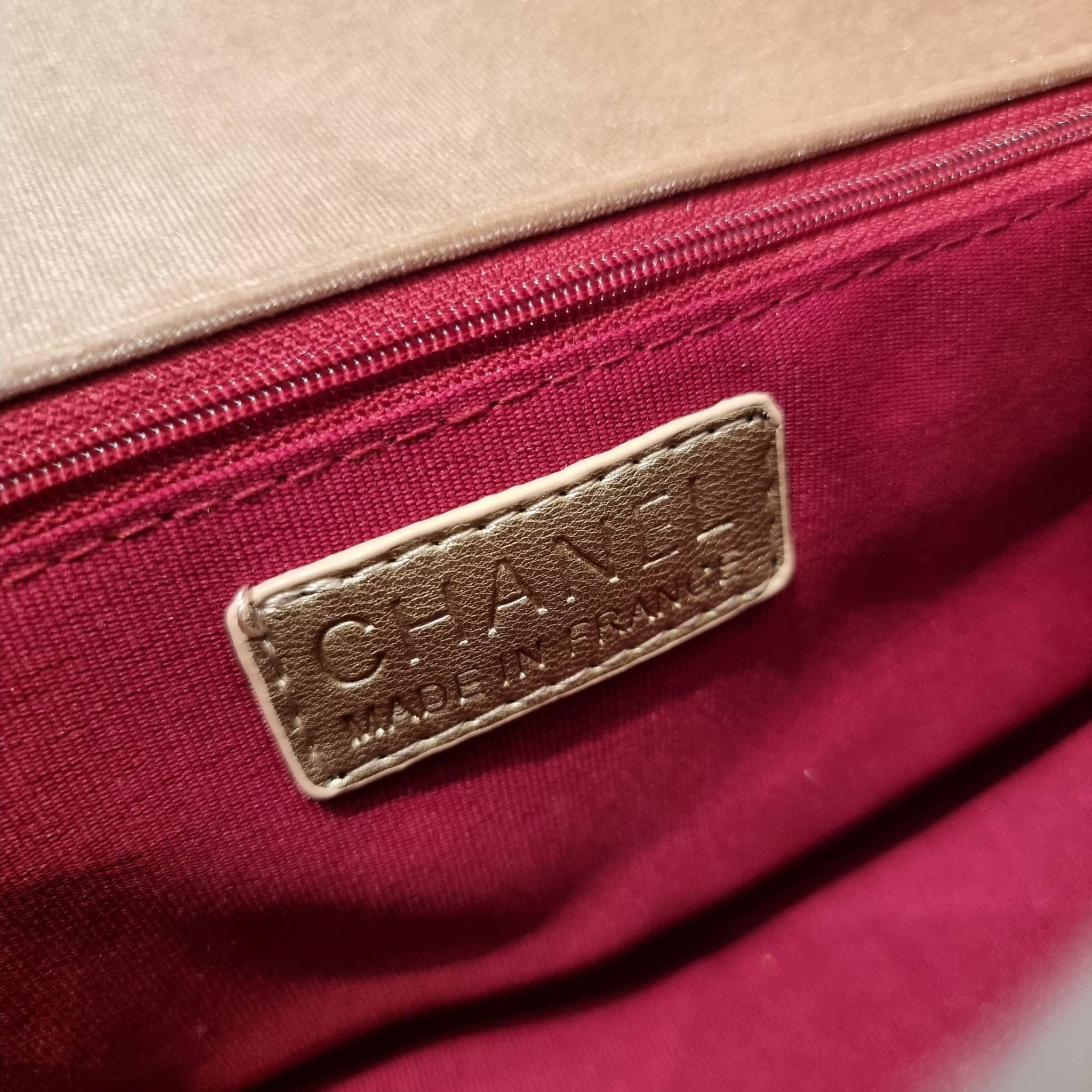 ไม่มองไม่เหลียวไม่ได้แล้ว!! ความหรูที่โดดเด่นจากผ้ากำมะหยี่ สร้างดีเทลผู้ดี ลูกคุณมากๆ Chanel vip boutique กระเป๋าสะพายจาก duty free ในราคาสุดประหยัด!! ดีไซน์เลิศ ตกแต่งด้วยโซ่ทูโทน ลงตัวแบบไม่มีที่ติ เปิด-ปิดด้วยตัวบิดล็อค ภายในโล่งกว้าง ใส่กระเป๋าสตางค์