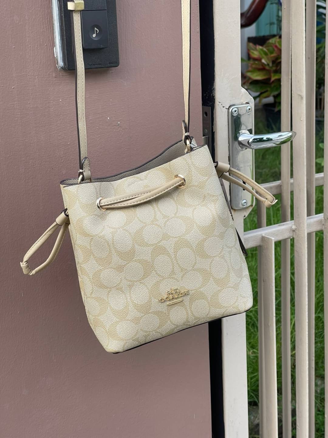 Coach Lena Crossbody Signature Bucket Bag กระเป๋าสะพายไหล่สุดคลาสสิกรุ่นนี้ เป็นรูปทรงถัง ที่สามารถจุของได้กำลังดี สำหรับสาวๆสายแฟชั่นที่ชอบรายละเอียดชิคๆ ดีไซน์เก๋ ด้วยรูปทรงของกระเป๋าที่ออกแบบมาให้ฐานเป็นรูปสี่เหลี่ยมทำให้กระเป๋ายังคงรูปทรงได้ง่าย มีสาย