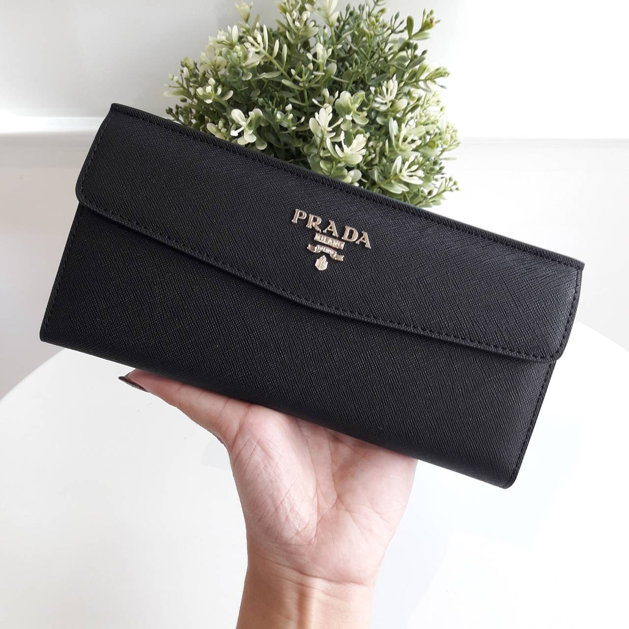 Best Seller~~ กระเป๋าสตางค์ยาว **ทรงหรู จากงานพรีเมี่ยมกิ้ฟ จากเคาเตอร์ต่างประเทศ จากแบรนด์ PRADA ลายหนัง saffiano ของแท้ 100% มีช่องใส่บัตร ถึง 12 ช่อง และช่องซิปใส่ของจุกจิกได้ น้ำหนักเบา จับถนัดมือ ขนาดกำลังดีคะ ถือแล้วดูดี อะไหล่ทองสุดหรู **ใช้แล้วสวย