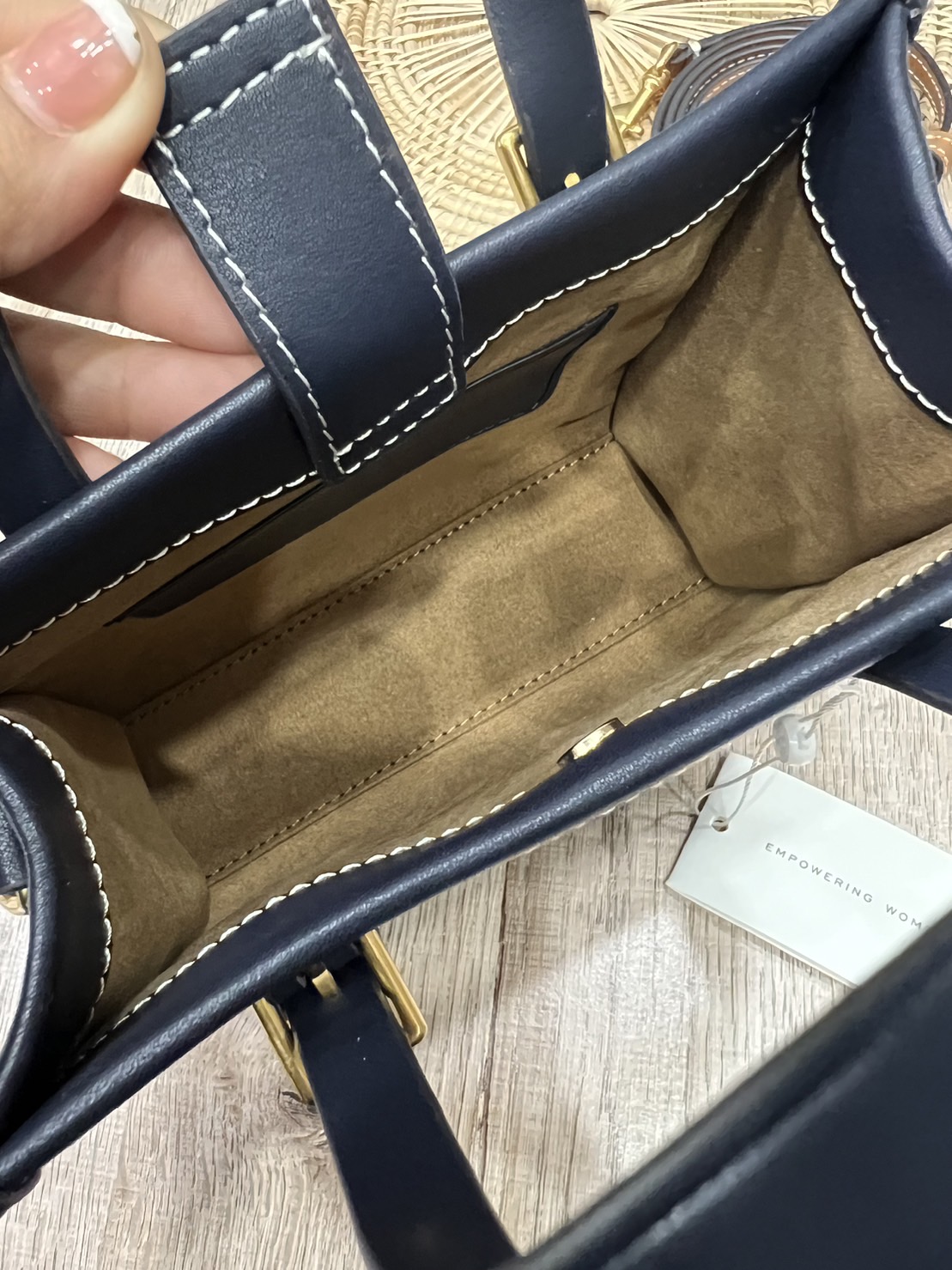 Tory Burch Mini T Monogram Square Tote / TORY BURCH Shopper Tote Bag 19cm ใบเล็ก กระเป๋าทรงโท้ท รุ่นใหม่ Square Tote ตกแต่งขอบด้วยหนังหรู มาพร้อมช่องเก็บของที่จุของได้มากมาย และสายจับกระเป๋าที่สามารถสะพายขึ้นไหล่ เหมาะสำหรับการใช้งานหลากหลายรูปแบบ รังสรรค