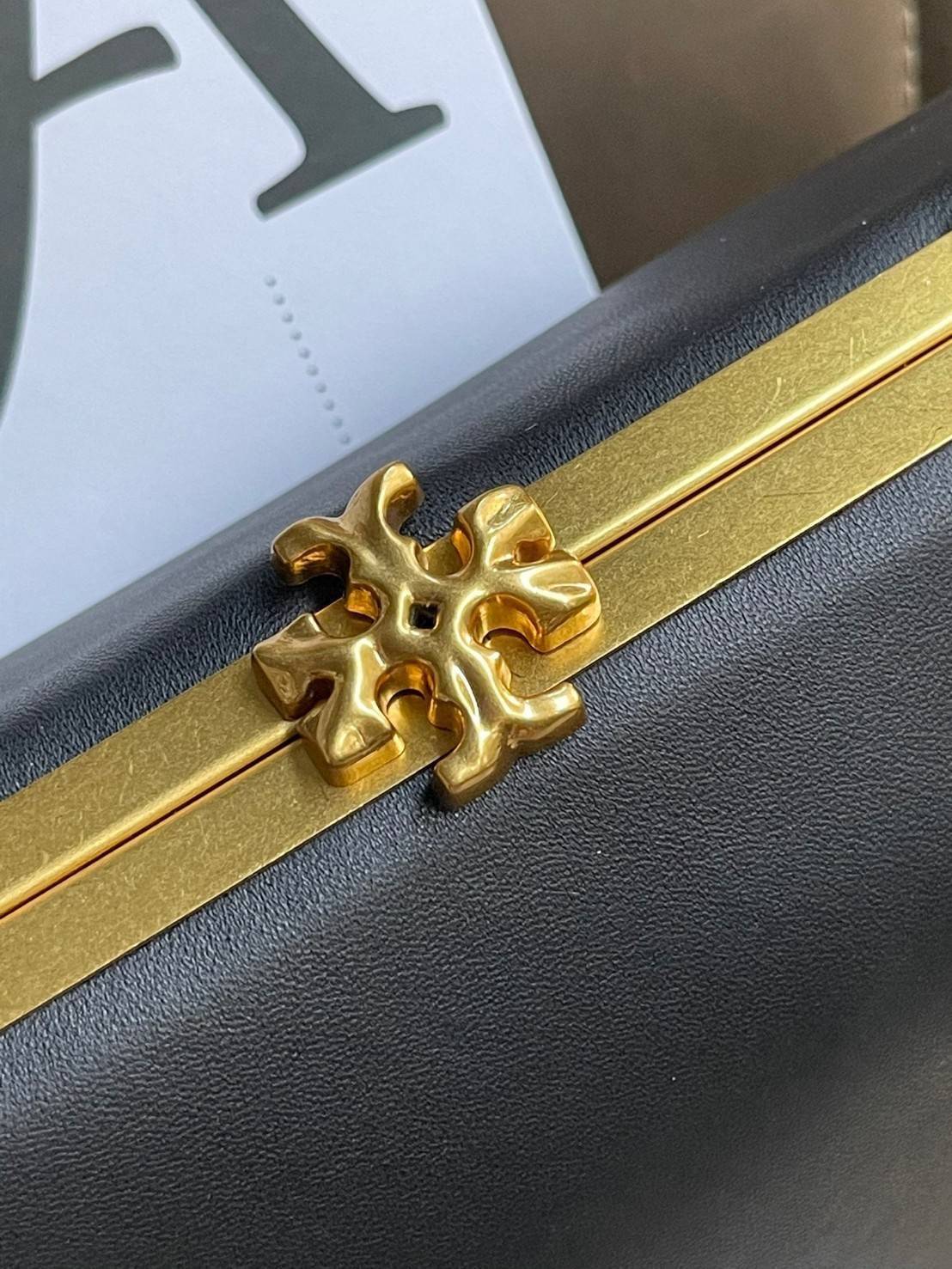 ของแท้ 💯% Tory burch Cleo Bag โดดเด่นด้วยรูปทรงที่เพรียว เรียบโก้ และเด่นชัด สื่อสารถึงบริบทของความร่วมสมัยได้อย่างลงตัว