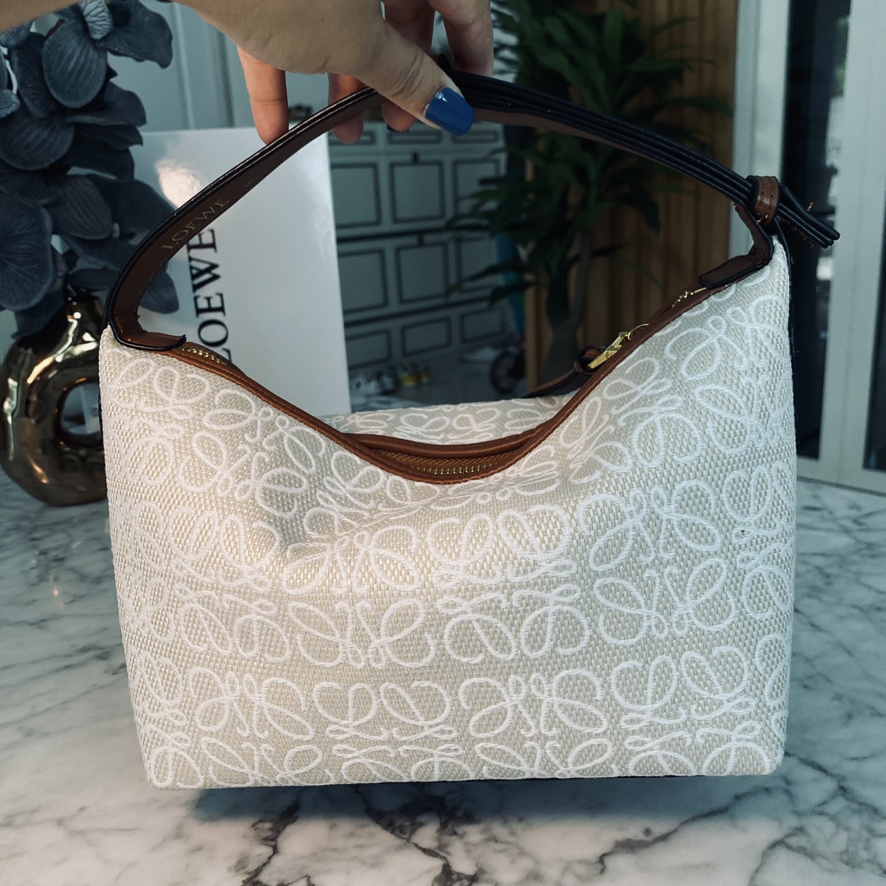 LOEWE Cubi Small Logo Canvas Top Handle Bag กระเป๋าทรงสวยดีไซน์ยอดฮิตประจำปีเลย! ปักโลโก้แบรนด์บนผ้าทั้งใบเป็นเอกลักษณ์ หูจับปรับได้ สวยหรูวินเทจ