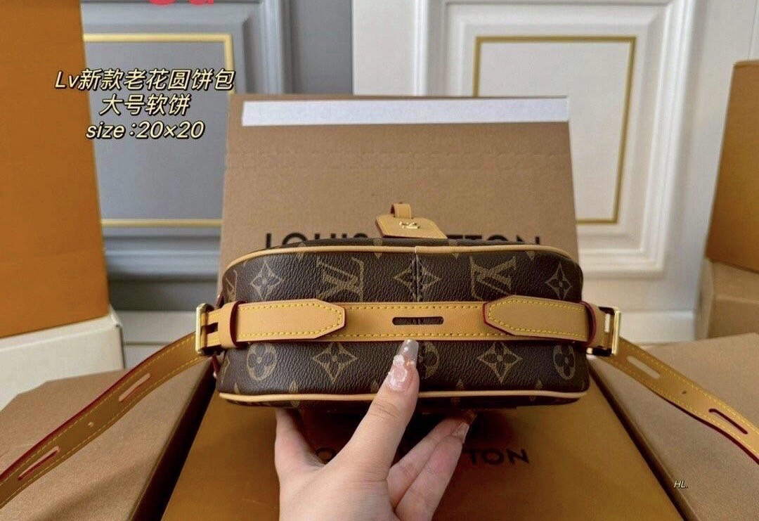 LV Petite Boite Chapeau bag 8" กระเป๋าสะพายทรงกลม สวยหรู โดดเด่นเป็นเอกลักษณ์ตามแบบฉบับแบรนด์ เปิด-ปิดด้วยซิป รูดใช้งานสะดวก ภายในเป็นช่องโล่ง ราคาสุดคุ้มแบบนี้ ต้องมีไว้ใช้สักใบน้า!!