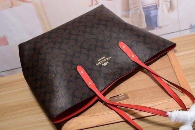 รุ่นยอดนิยม COACH TOWNTOTE IN SIGNATURE CANVAS F76636 กลับใช้ได้ทั้งสองด้าน ใบขนาดใหญ่จุใจ ใส่ของได้เยอะมากกก เป็นรุ่นที่สวยตลอดกาล ควรมีติดตู้ไว้เลยค่าา