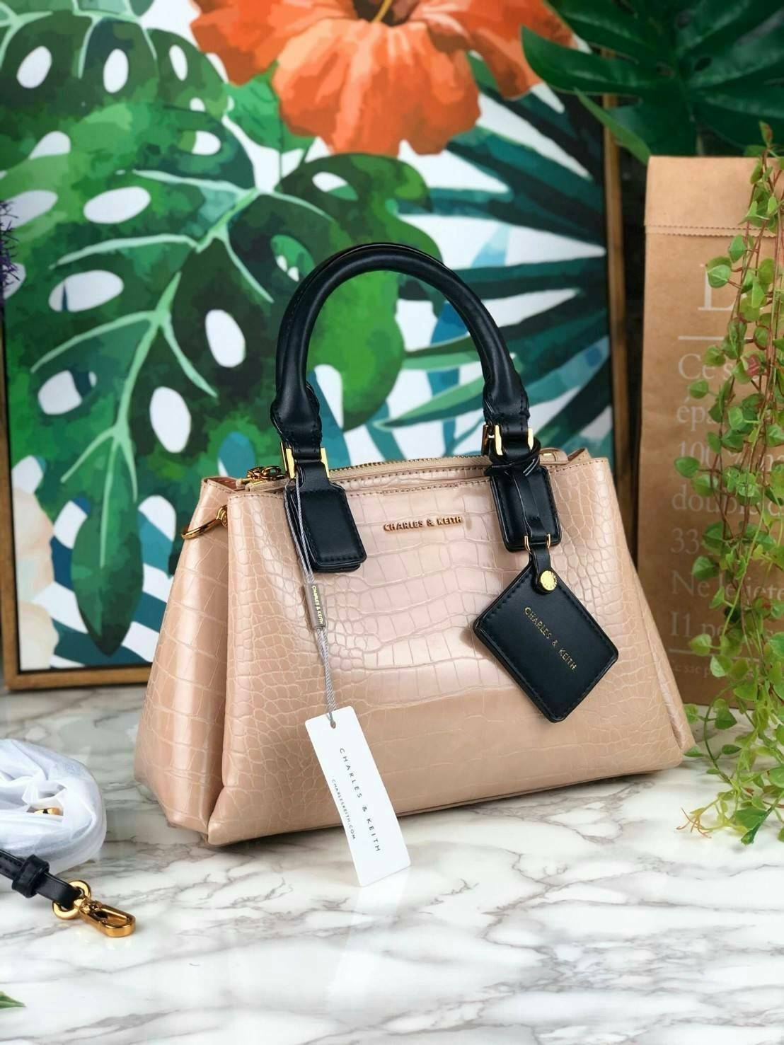 CHARLES & KEITH CROC-EFFECT STRUCTURE BAG กระเป๋าถือ/สะพายวางอยู่ทรง ตัวหนังกระเป๋าพิมพ์ลายจรเข้สวยมากๆ มีหมุดรองฐาน 4 มุม หูหิ้วพับลงได้ค่า เปิดปิดแบบกระดุมแม่เหล็ก แบ่งเป็น 3 ช่องใหญ่ เป็นช่องซิปตรงกลาง จุของได้ดี ใส่ ipad mini ได้นะค่า มีสายสะพายยาวแบบ