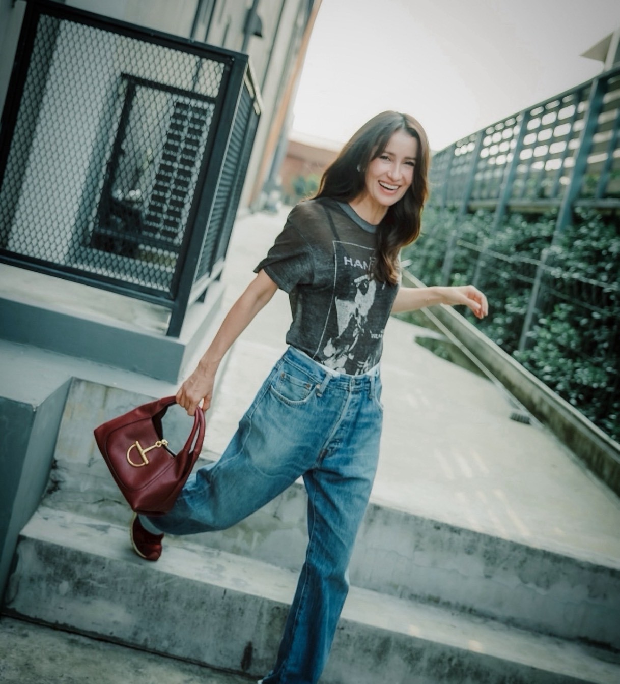 Gucci Softbit medium top handle bag กระเป๋าทรงโฮโบโฉมใหม่ อะไหล่เป็นเอกลักษณ์ของแบรนด์ในรูปแบบ Horsebit ครึ่งรูปขนาดใหญ่ หรูหราและใช้งานสะดวก รูปทรงสไตล์สบายๆ หนังลายเกรนสวยหรูนุ่มนวลพร้อมเท็กเจอร์อันโดดเด่น