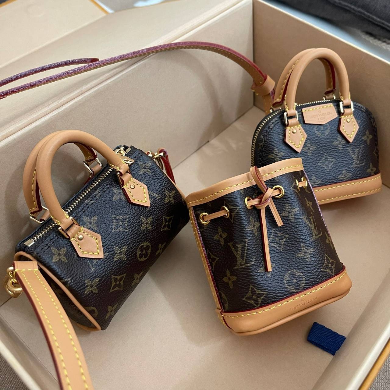 ORI 🥂 LV Trio Mini Icones Monogram Canvas เกรดสลับใช้แทนใบจริงได้ งานเกรดเทพออริจินอลสวยมาก ใช้ได้หลากหลายสไตล์ จะสะพายใบเดียว สองใบ หรือสามใบ หรือจะใช้เป็นพวงกุญแจที่คล้องมือหรือจะใช้เป็น Charm กระเป๋าก็ได้ คือคุ้มมากใน1 set ใหม่ล่าสุดเลยค่ะ น่าร
