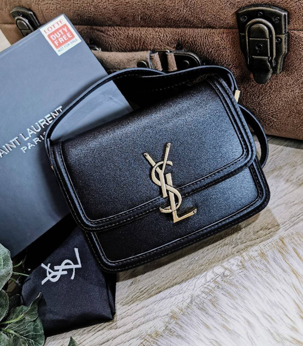 YVES SAINT LAURENT YSL BAG VIP GIFT WITH PURCHASE (GWP) พรีเมี่ยมกิ้ฟ Limited Edition จาก YSL DUTY FREE COUNTER วัสดุหนังแท้ Calfskin ทรงสี่เหลี่ยมหนังสวยหรูอยู่ทรงเปิดปิดด้วยฝาปิดโลโก้แบรนด์อะไหล่ทอง ภายในโล่งมีช่องหลัก และช่องย่อยสามารถใส่มือถือของใช้จุ