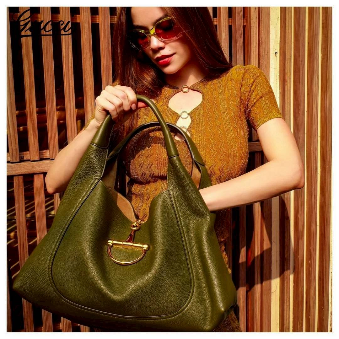 Gucci Softbit maxi shoulder bag กระเป๋าทรงโฮโบโฉมใหม่ใบใหญ่ อะไหล่เป็นเอกลักษณ์ของแบรนด์ในรูปแบบ Horsebit ครึ่งรูปขนาดใหญ่ หรูหราและใช้งานสะดวก รูปทรงสไตล์สบายๆ หนังลายเกรนสวยหรูนุ่มนวลพร้อมเท็กเจอร์อันโดดเด่น