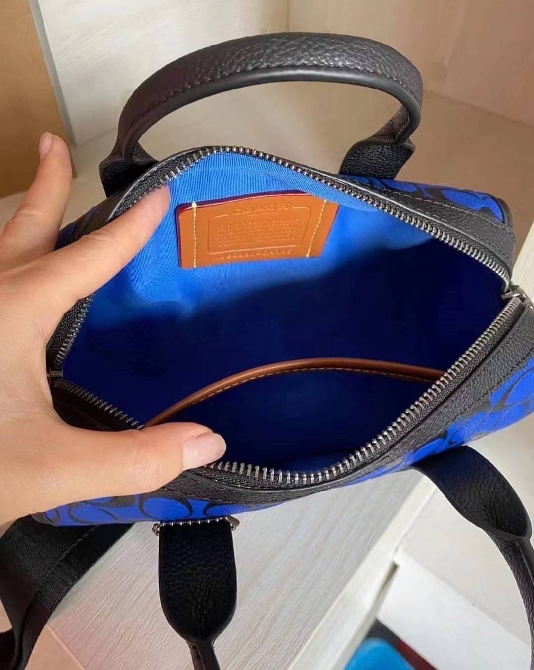 COACH GOTHAM DUFFLE / Coach Gotham 24 travelling bag handbag shoulder bag พร้อมส่ง กระเป๋าทรงหมอนรุ่นใหม่บ่าสุดปี 2022 รุ่นนี้สามารถใช้ได้ทั้งชาย//หญิง หนังแท้อย่างดี นิ่มทรงสวย มากๆค่ะ ภายในกระเป๋าสามารถใส่สัมภาระที่จำเป็นในชีวิตประจำวันได้ครบเลยค่ะ; มีช