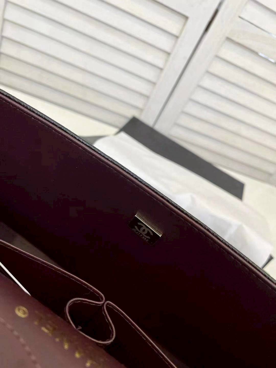 CHANEL Classic Bag 25cm สวยตัวแม่ต้องมี กระเป๋าสะพายข้างสีดำหนังเรียบ รูปทรงคลาสสิค หรูหรา เปิด-ปิดกระเป๋าด้วยตัวบิดล็อค