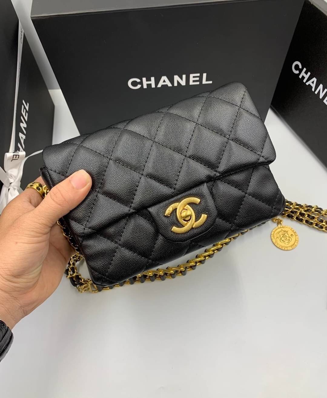 หนังแท้ VIP GIFT CHANEL Small Black Quilted Caviar Classic Flap Coin Charm Soul Chain คอลเลคชั่นใหม่ล่าสุดเลยค่ะ สายสะพายเก๋มาก ห้อย charm วงกลมสีทอง หนังคาเวียสีดำขนาด 8.5” ใส่ iPhone ได้ทุกรุ่นใส่ได้สบายๆ เลยค่ะ รุ่นใหม่เริ่ดมากจ้า