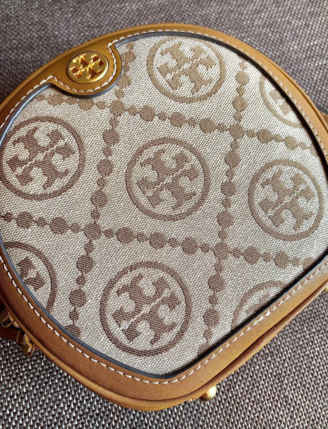 TORY BURCH T MONOGRAM JACQUARD CIRCLE BAG ((Large size)) พร้อมส่งที่ไทย สวยก่อนใครที่นี่! กระเป๋าจาก Tory burch รุ่นนี้มาในสไตล์ทรงวงกลม สุดคลาสสิค ดูคล่องตัวมากขึ้น วัสดุJacquardทอลายแบรนด์+ขอบหนังแท้ ได้ลงตัวสวยงามอยู่เหมือนเดิมค่ะ