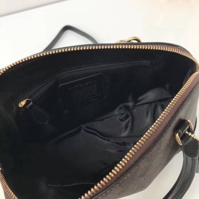 Coach Mini Sierra Signature กระเป๋าถือทรงโดม ภายในกว้างสามารถใส่กระเป๋าเงินเล็ก และมือถือได้ และยังมีช่องซิปเล็ก 1 ช่อง ด้านหลังมีกระเป๋าเล็กเก็บบัตร 1 ช่อง ใครยังไม่มีพลาดไม่ได้แล้วนะคะ