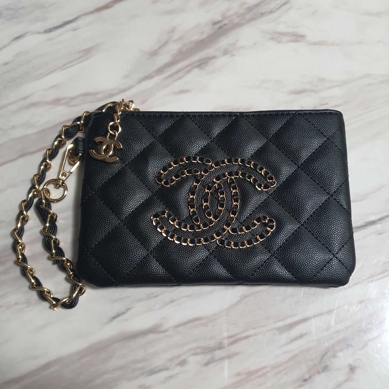 SIZE MINI พร้อมส่งรุ่นขายดี!!! Don't Miss! Chanel Clutch Bag VIP Gift With Purchase (GWP) กระเป๋าคลัชแบนหรือกระเป๋าสตางค์ GWP จาก Chanel Cosmetic Counter Duty free วัสดุหนังคาเวียร์สวยหรูเปิดปิดด้วยซิปสะดวกใช้ ด้านหน้าประดับโลโก้แบรนด์อะไหล่ทองและมี1