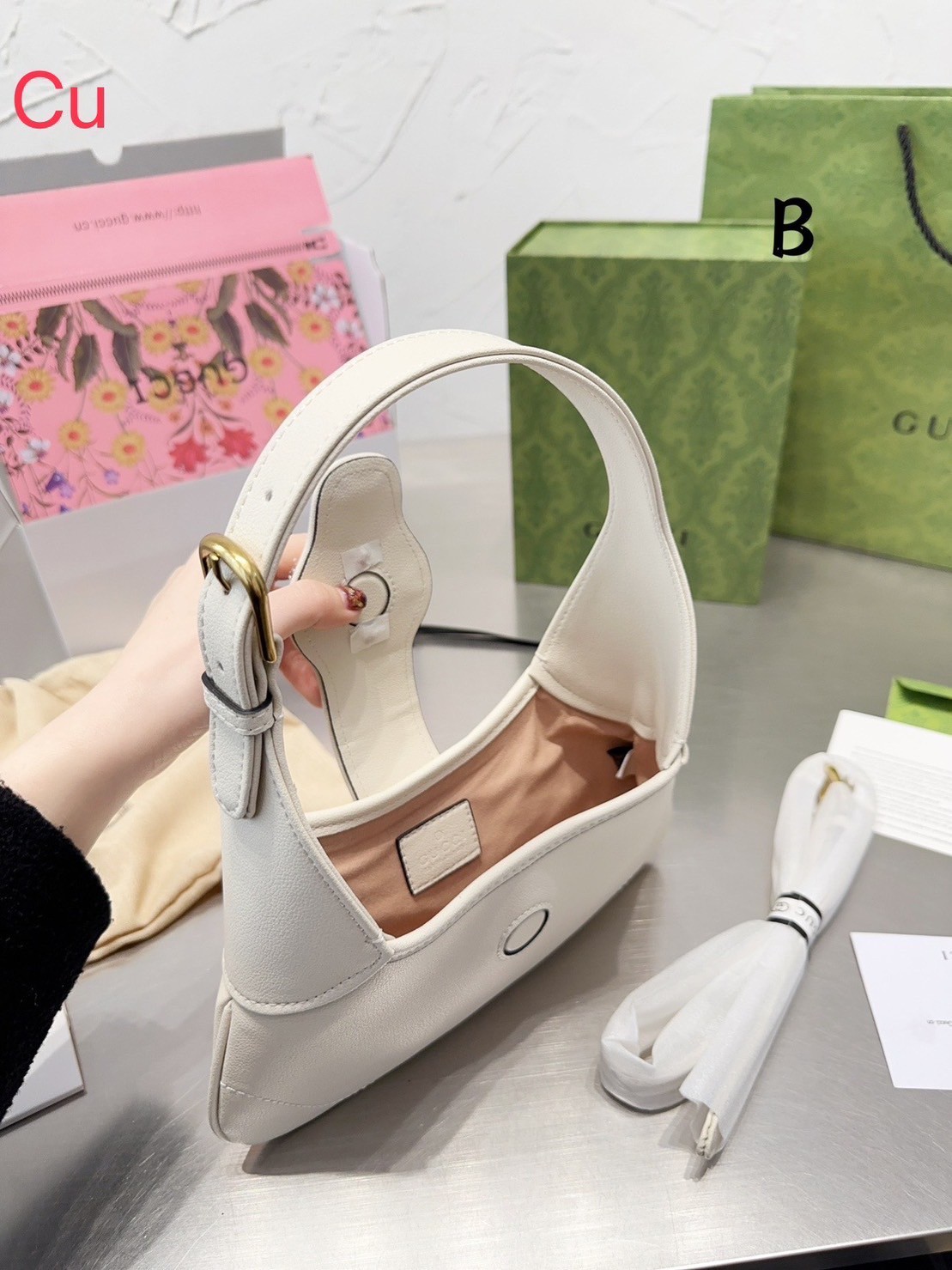 GUCCI Aphrodite small shoulder bag / GG shoulder bag / GUCCI BAG พร้อมส่ง 4 สี กระเป๋าสะพายไหล่ โดดเด่นด้วยโลโก้ใหญ่อะไหล่ทอง งานหนังเต็มใบ ผสานดีไซน์ของความคลาสสิคได้อย่างลงตัว