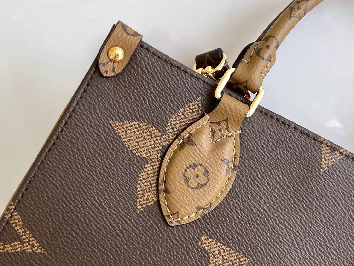 หนังแท้ LOUIS VUITTON ONTHEGO 10" / LV ONTHEGO พร้อมส่งที่ไทย งานหนังแท้ทั้งใบ ออริจินอลเกรด ภาพสินค้าถ่ายจากงานขายจริง ใช้งานต่างประเทศได้