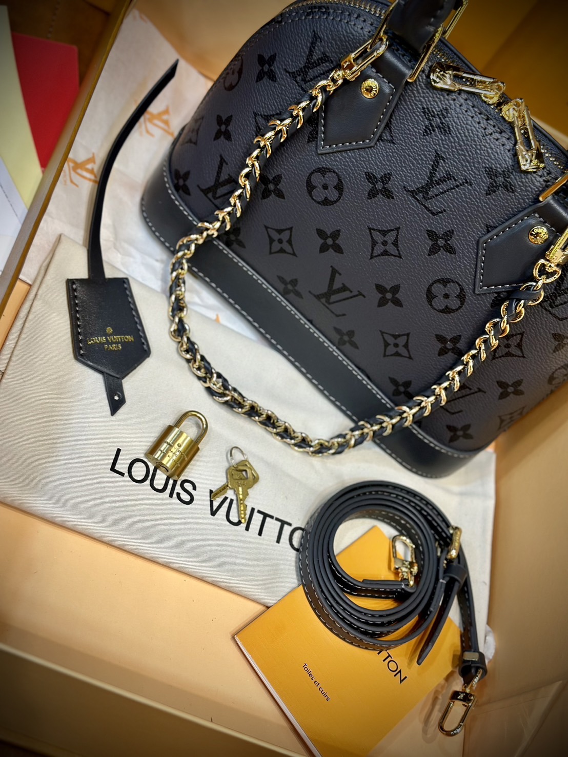 LV Alma BB Gris Trianon bag กระเป๋าสะพายสีใหม่โทนเทา เอกลักษณ์สะท้อนความเลอค่าสง่างาม เกรดออริ ใช้งานต่างประเทศได้