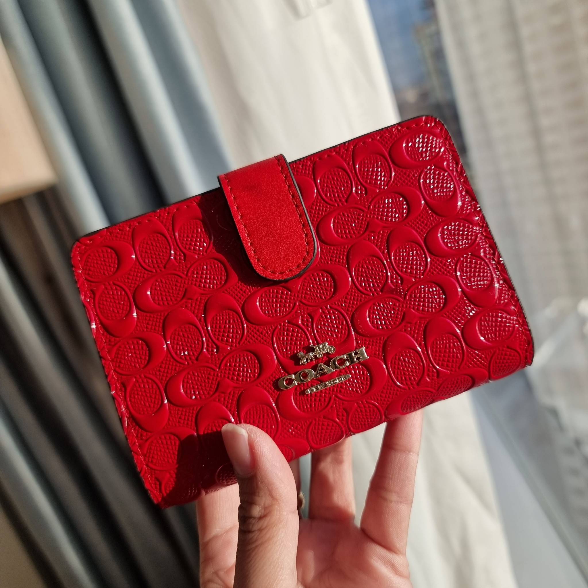 OUTLET 】COACH F25937 MEDIUM CORNER ZIP WALLET กระเป๋าสตางค์ใบกลาง 🔥 รุ่นหนังแก้วสุดฮอต!! สวยหรู ขนาดกำลังเหมาะมือ ดูดีดูแพงทุกสี มีช่องใส่บัตรและธนบัตรครบ และมีช่องแยกสำหรับใส่เหรียญ มาให้ครบเซ็ท พร้อมเสิร์ฟความสวยให้ถึงบ้านไปเลยจ้า